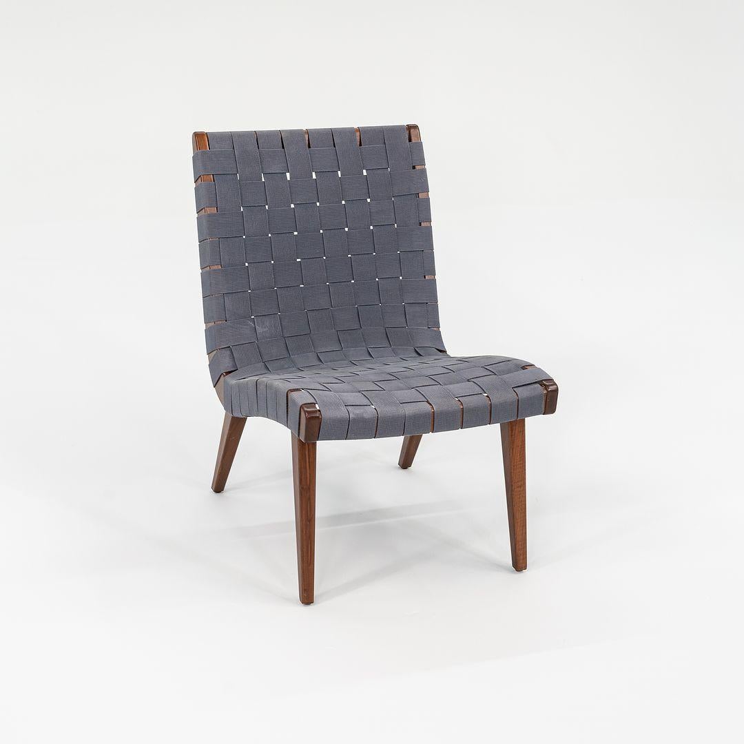 Se trata de un sillón Risom Lounge, modelo 654LC, diseñado inicialmente por Jens Risom para Knoll en 1943. Este ejemplo concreto data de la década de 2000. El diseño clásico presenta una estructura esculpida de nogal lacado, y esta pieza tiene