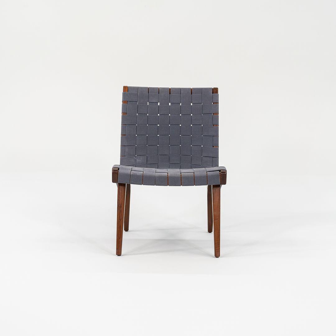 2000s Jens Risom Silla de salón sin brazos en nogal con cincha gris azulada Moderno en venta