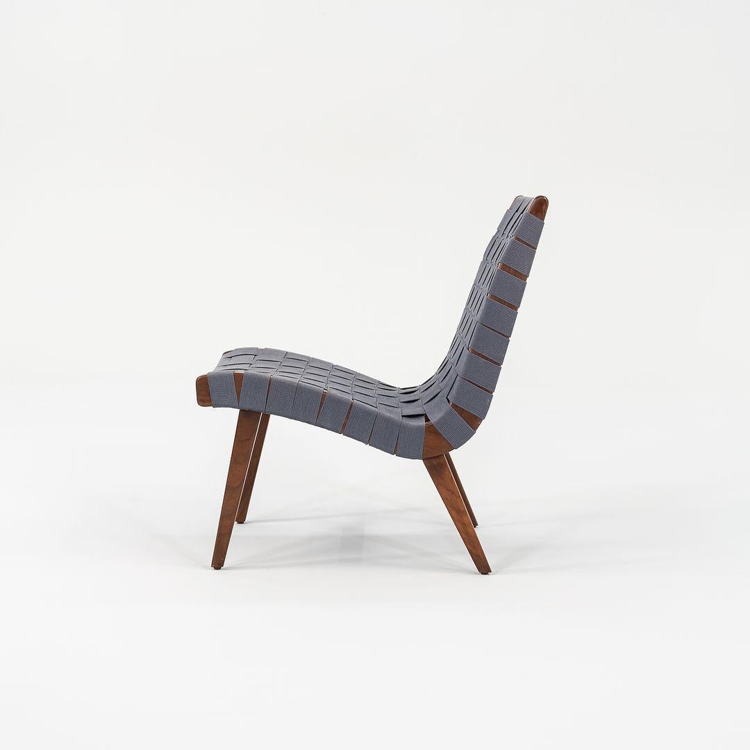 2000s Jens Risom Silla de salón sin brazos en nogal con cincha gris azulada Estadounidense en venta