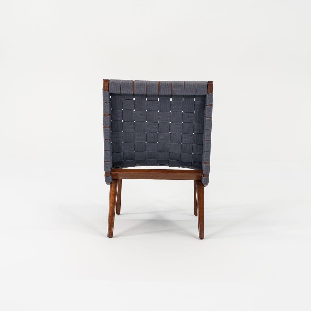 2000s Jens Risom Silla de salón sin brazos en nogal con cincha gris azulada en Bueno estado para la venta en Philadelphia, PA