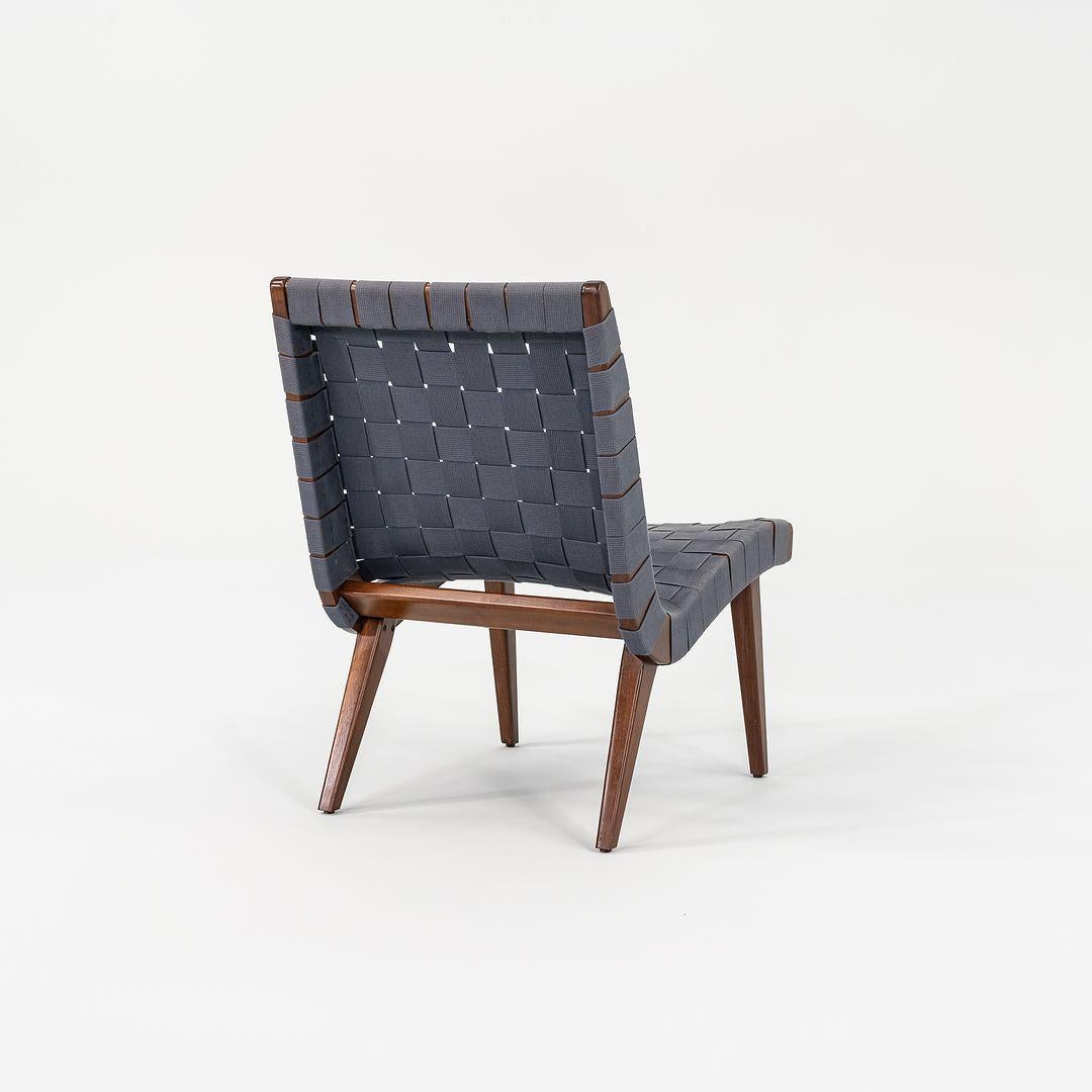 2000s Jens Risom Silla de salón sin brazos en nogal con cincha gris azulada Siglo XXI y contemporáneo en venta