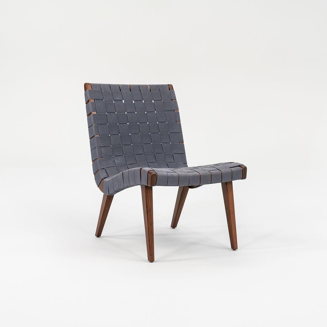 2000s Jens Risom Silla de salón sin brazos en nogal con cincha gris azulada Algodón en venta