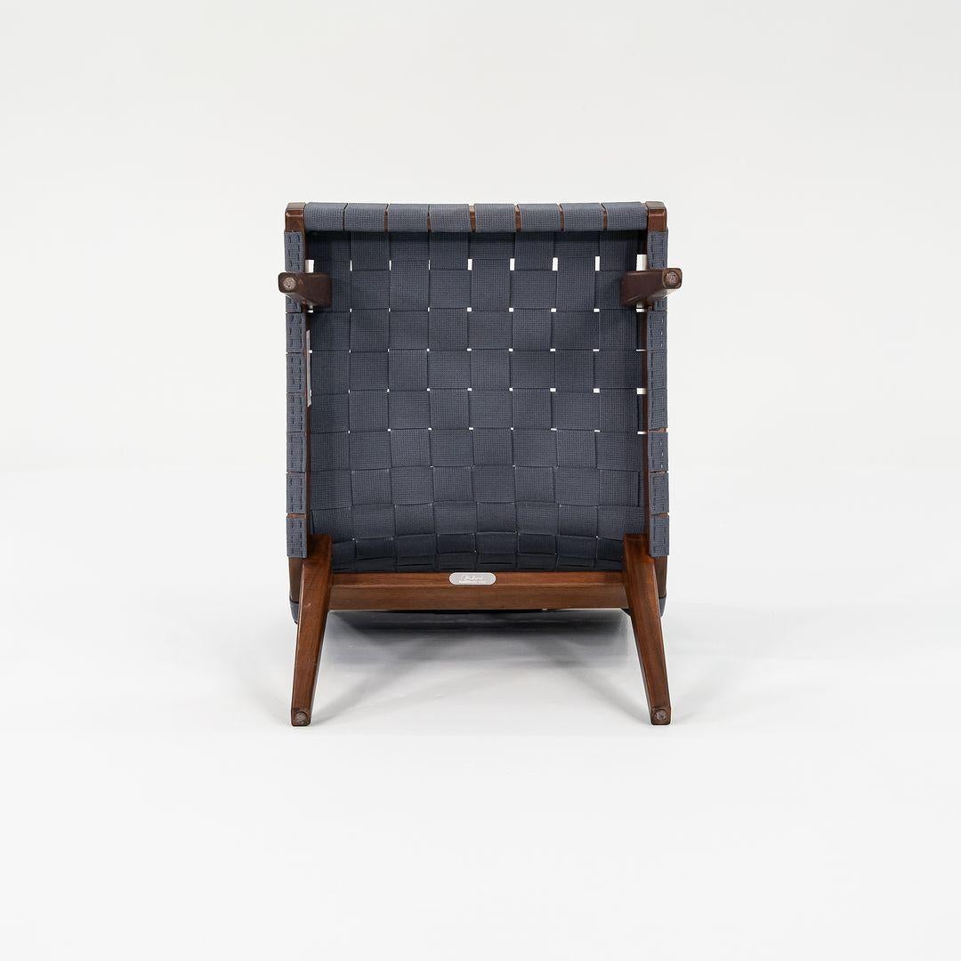 2000s Jens Risom Silla de salón sin brazos en nogal con cincha gris azulada en venta 1