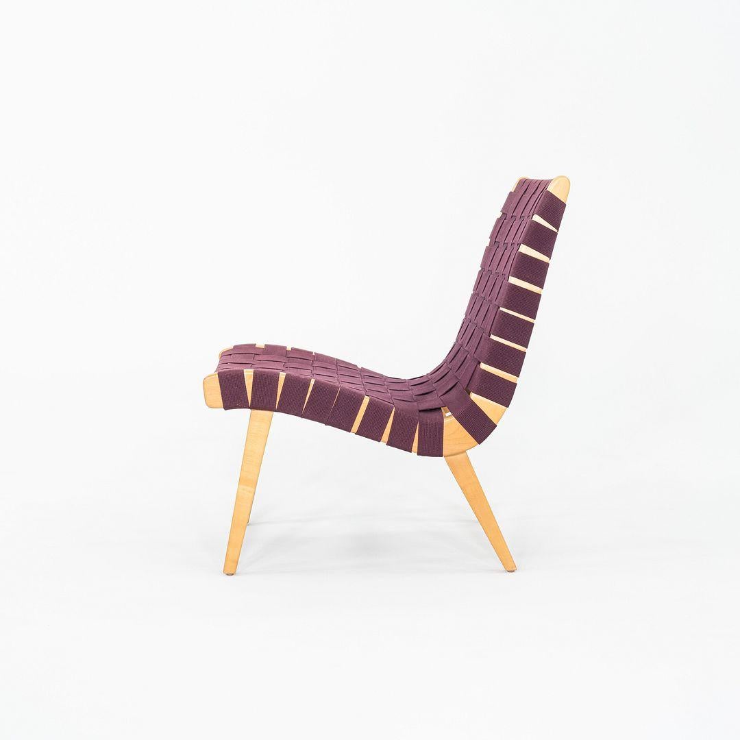 Se trata de una Silla de salón sin brazos, diseñada originalmente por Jens Risom para Knoll en 1943. Este ejemplo concreto se fabricó en Estados Unidos en la década de 2000. La silla se compone de un armazón de arce macizo con cinchas de tela