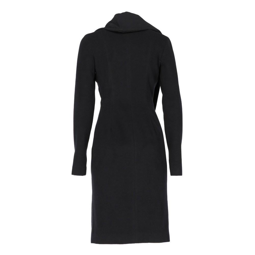 Cappotto in lana nera di Jil Sander. Collo largo asimmetrico. Cerniera laterale.

Dimensioni: 40 IT

Misure piatte
Altezza: 96 cm
Busto: 39 cm
Spalle: 42 cm
Maniche: 63 cm
Vita: 34 cm
Fianchi: 44 cm

Codice prodotto: X0340

Composizione: Esterno: