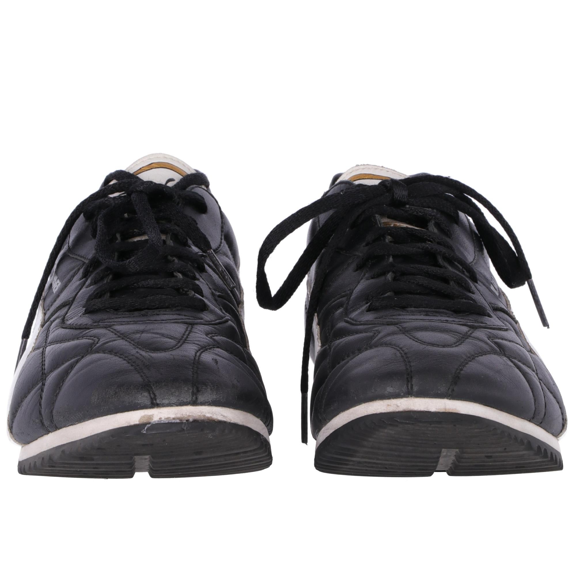 Jil Sander men's shoe for Puma in black leather with classic white Puma strip on the sides, decorative stitching on the whole shoe, black laces closure, round toe,  logoed tab and Jil Sander logo on the side. It comes with its original box.

The