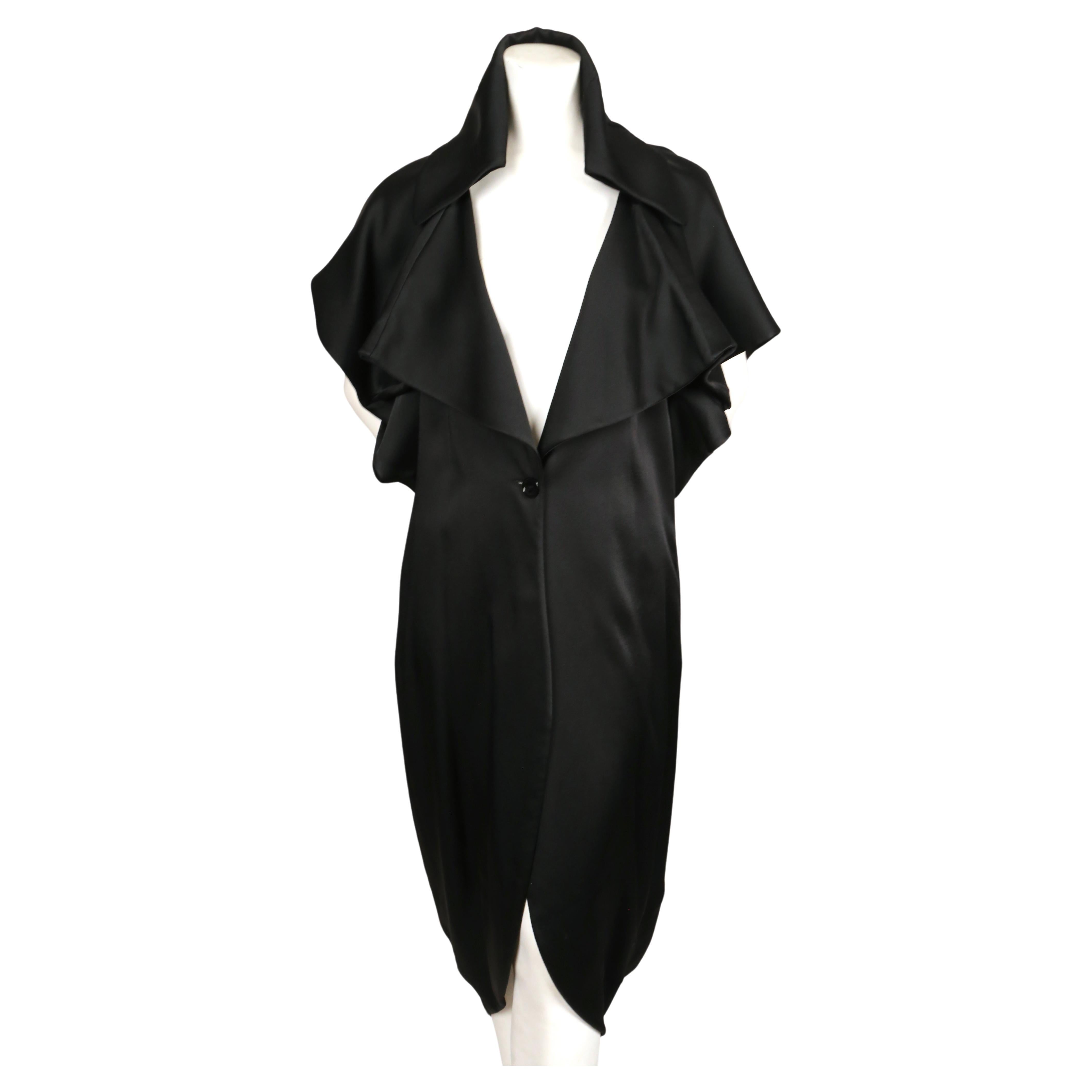 Manteau de soirée drapé noir de jais, conçu par John Galliano et datant du début des années 2000. Labellisé taille 42. Convient à de nombreuses tailles grâce à sa coupe surdimensionnée et drapée. Mesures approximatives : buste entièrement déployé