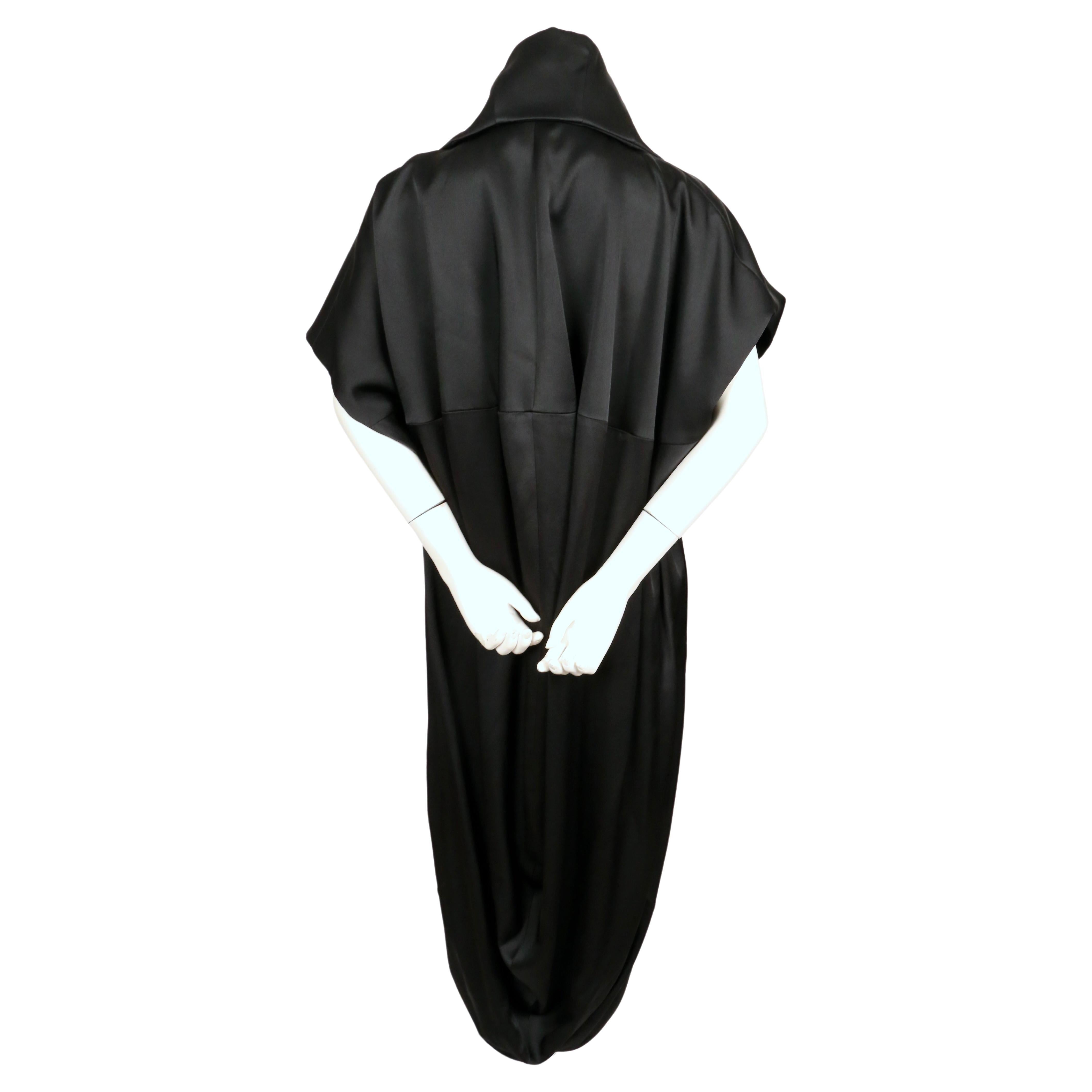 IHN GALLIANO 2000 - Manteau drapé noir en vente 3