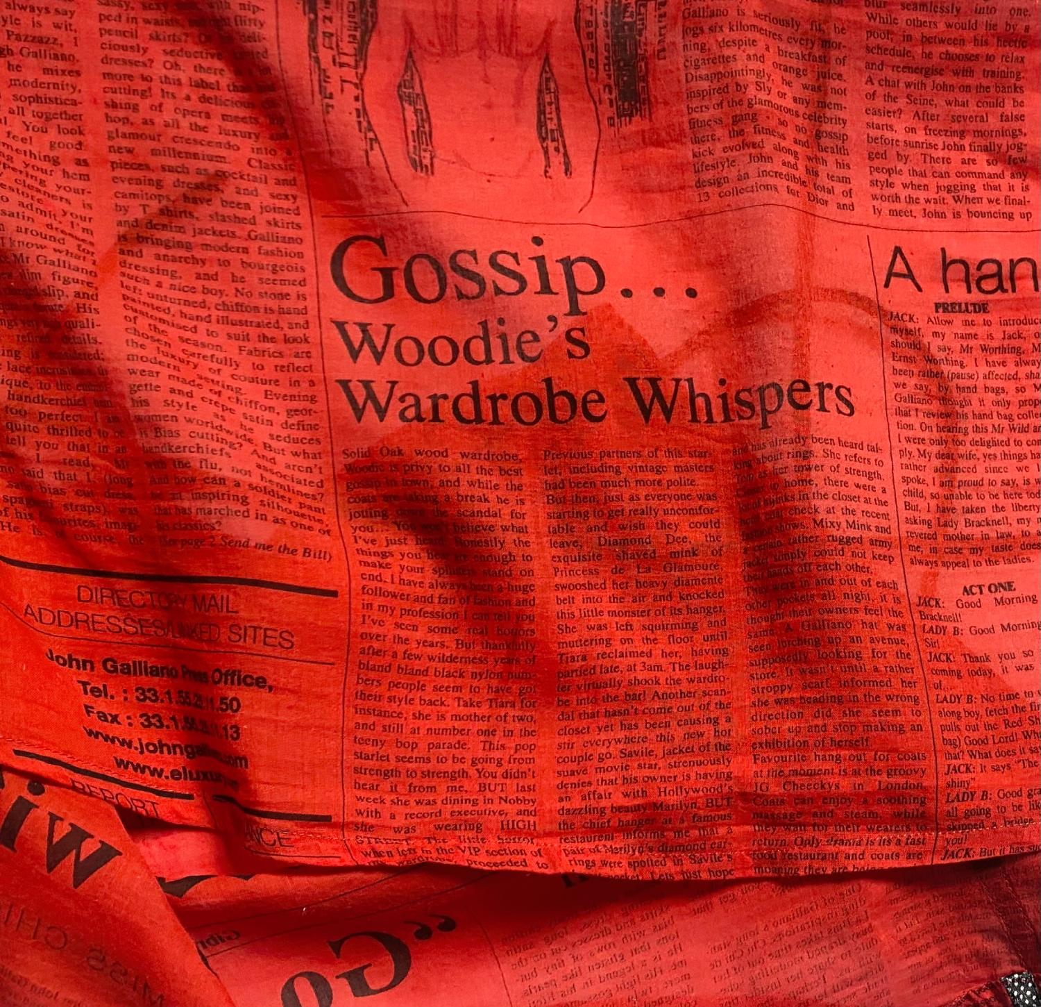 Rosso I. John Galliano, anni 2000, Mini gonna a portafoglio con stampa su carta da giornale. in vendita