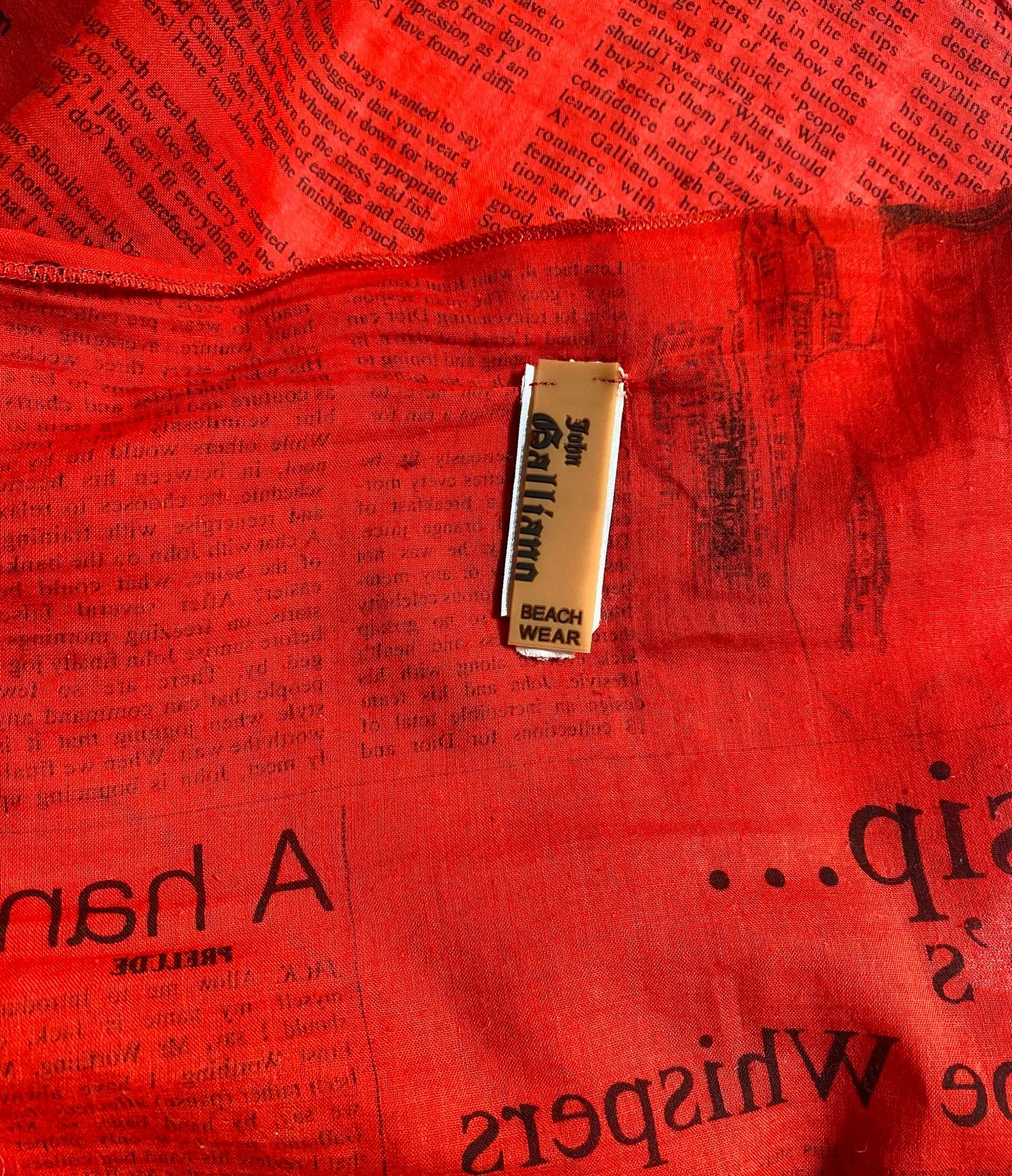Donna I. John Galliano, anni 2000, Mini gonna a portafoglio con stampa su carta da giornale. in vendita