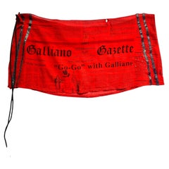 I. John Galliano, anni 2000, Mini gonna a portafoglio con stampa su carta da giornale.