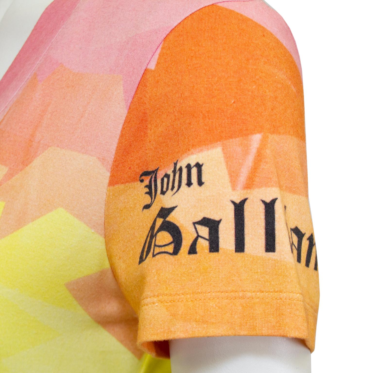 John Galliano - T-shirt à manches courtes et col en V graphique, années 2000  Pour femmes en vente
