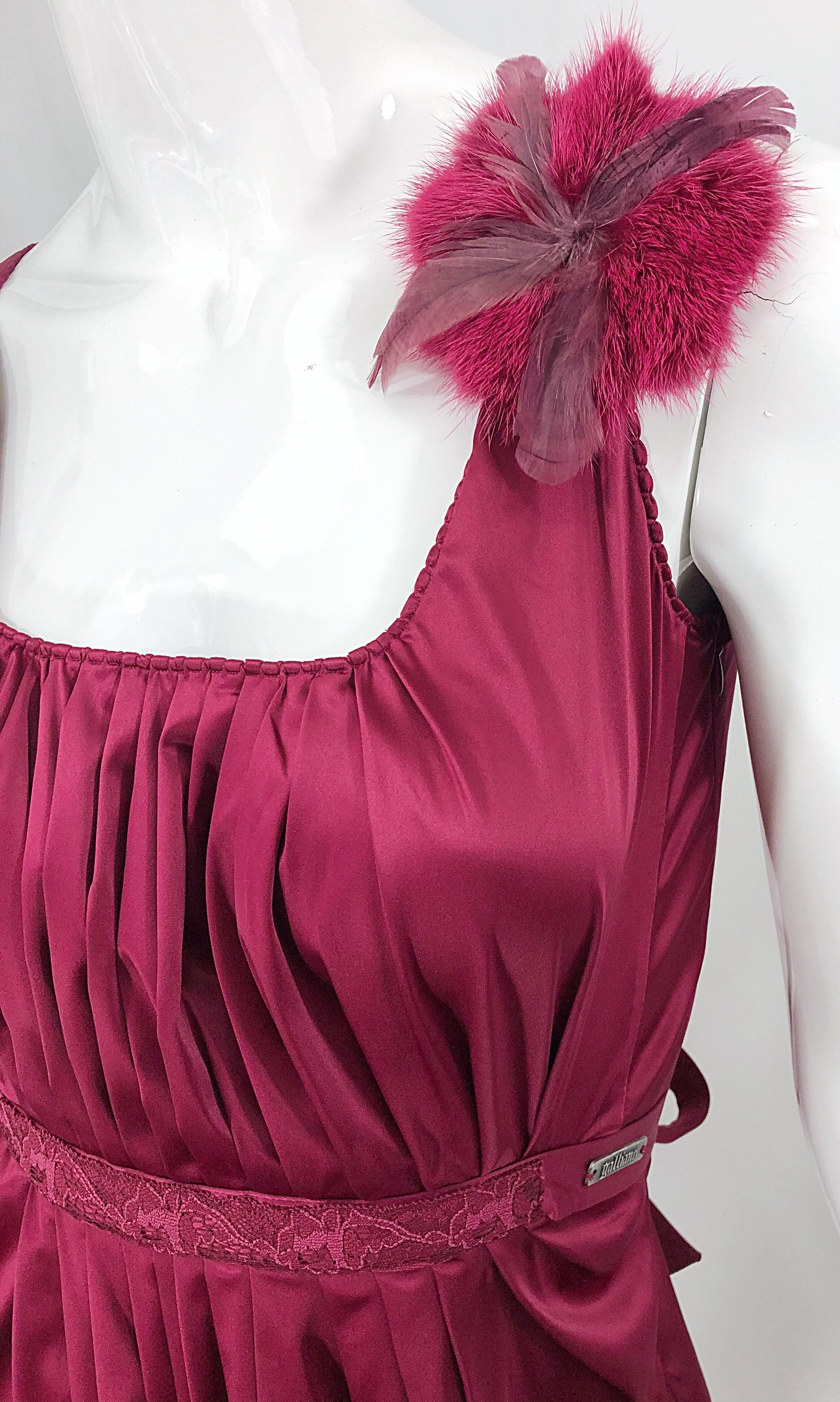 2000s John Galliano Sz 42 (US 6 / 8) Burgundy Silk Feather Brooch Babydoll Dress For Sale 2