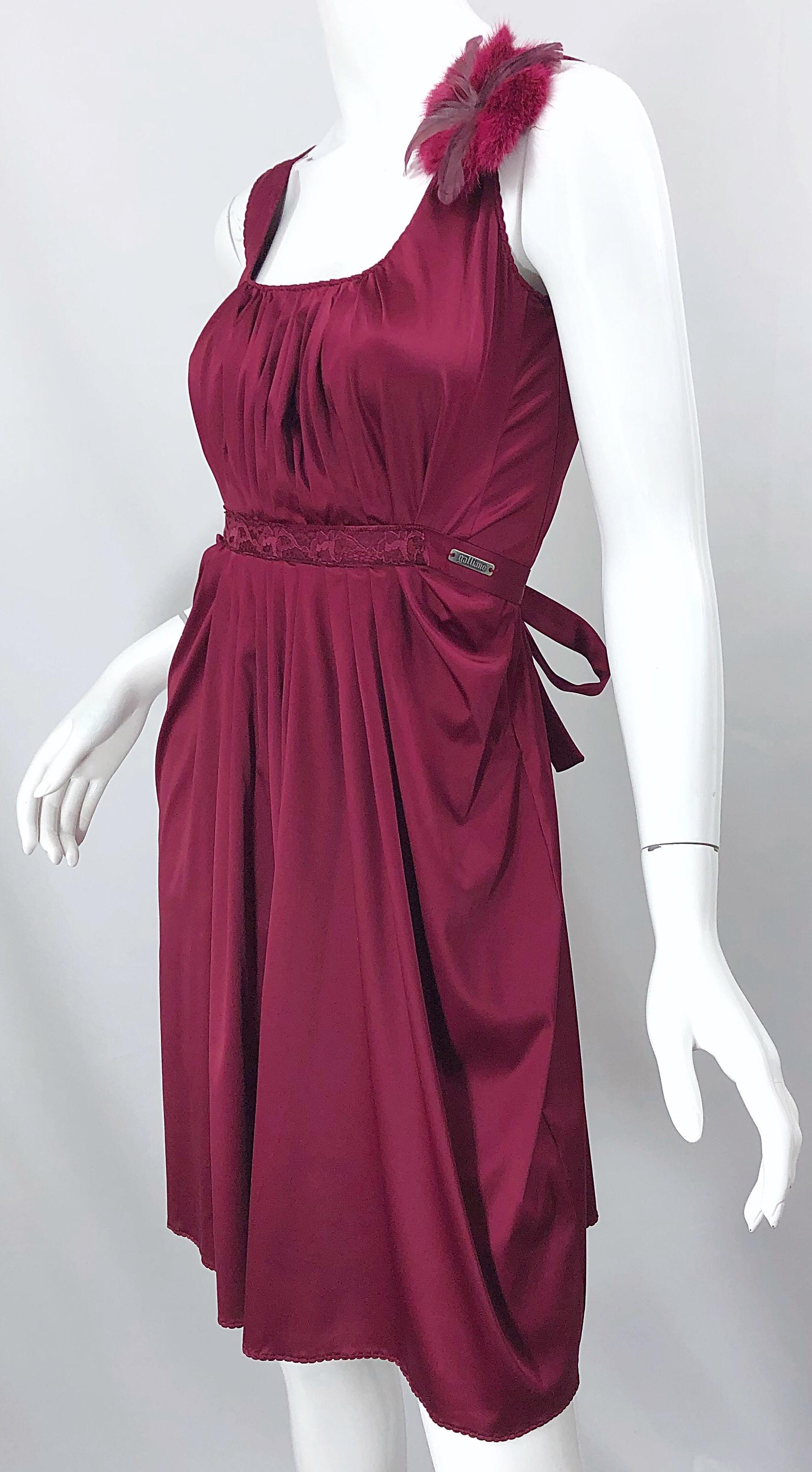 2000s John Galliano Sz 42 (US 6 / 8) Burgundy Silk Feather Brooch Babydoll Dress For Sale 3