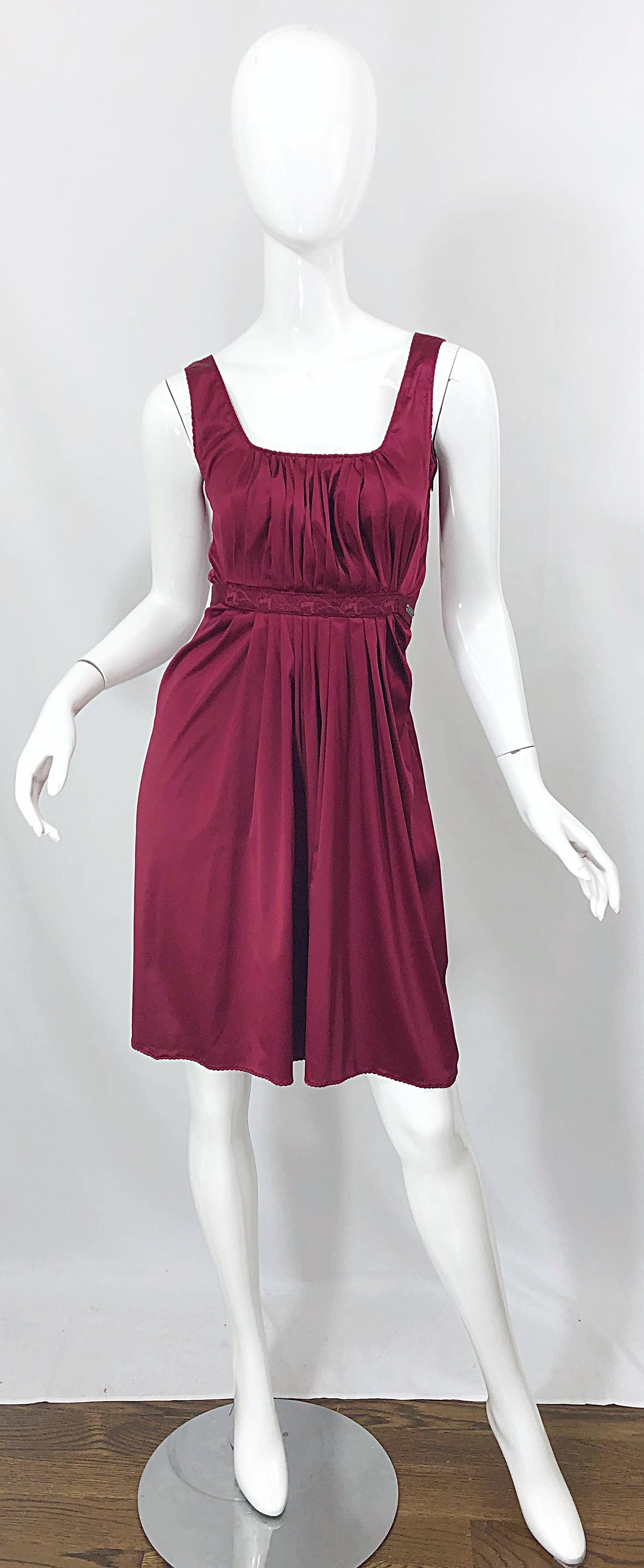 2000er John Galliano Größe 42 (US 6 / 8) Burgunderfarbenes Babydoll-Kleid aus Seide mit Federbrosche im Angebot 8