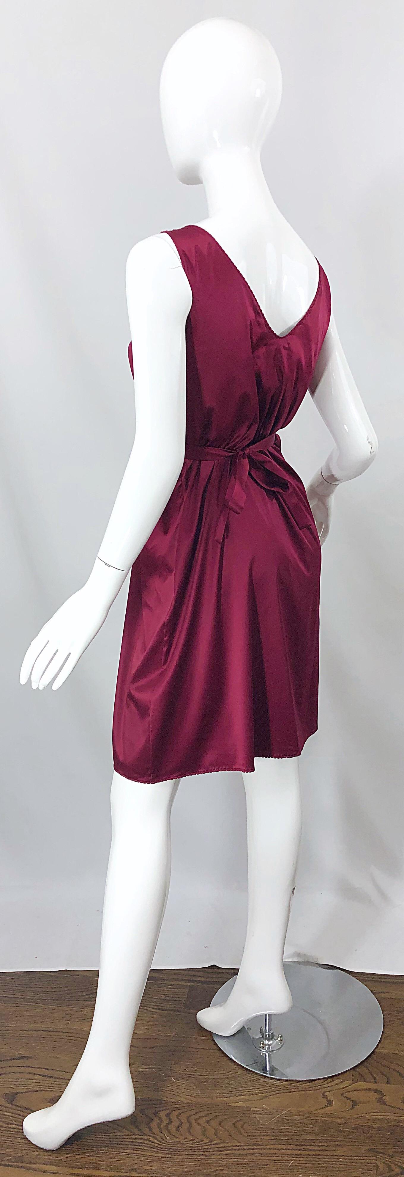 2000er John Galliano Größe 42 (US 6 / 8) Burgunderfarbenes Babydoll-Kleid aus Seide mit Federbrosche im Angebot 9