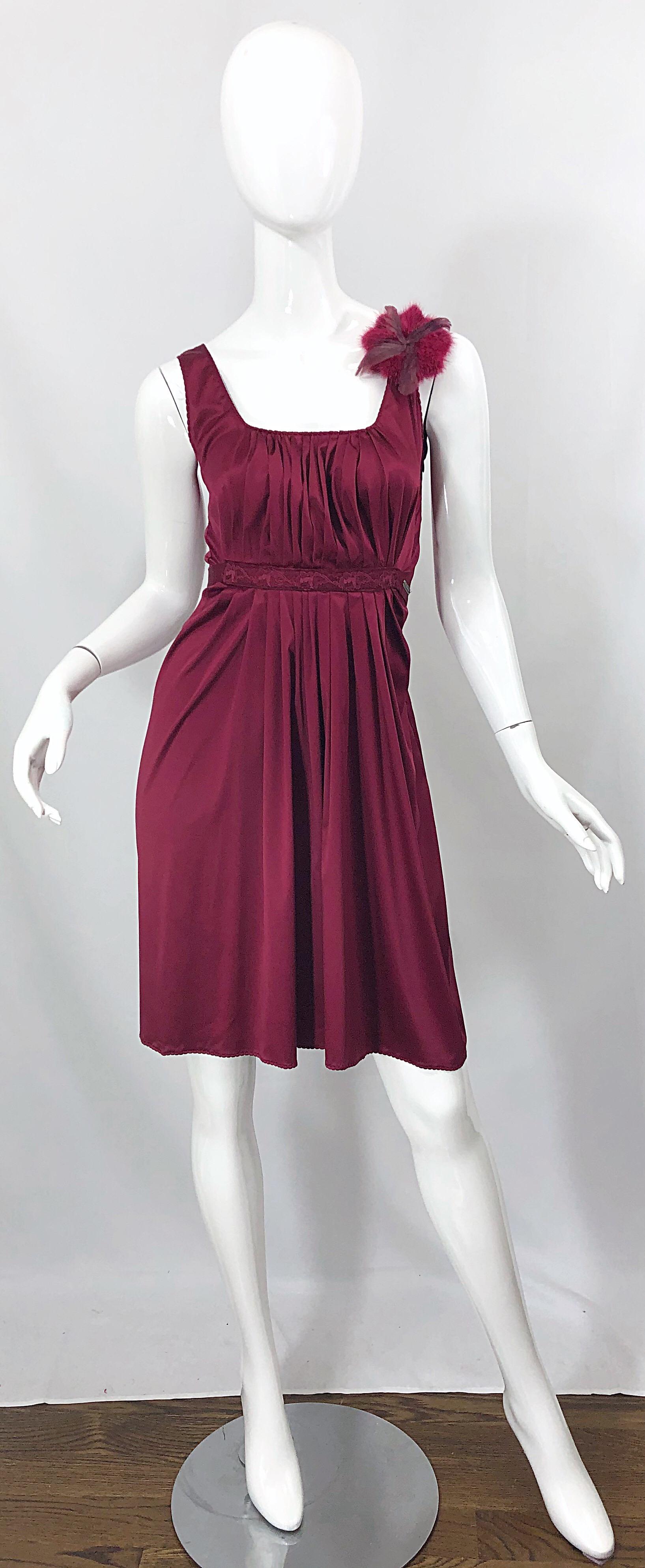 2000er John Galliano Größe 42 (US 6 / 8) Burgunderfarbenes Babydoll-Kleid aus Seide mit Federbrosche im Angebot 10