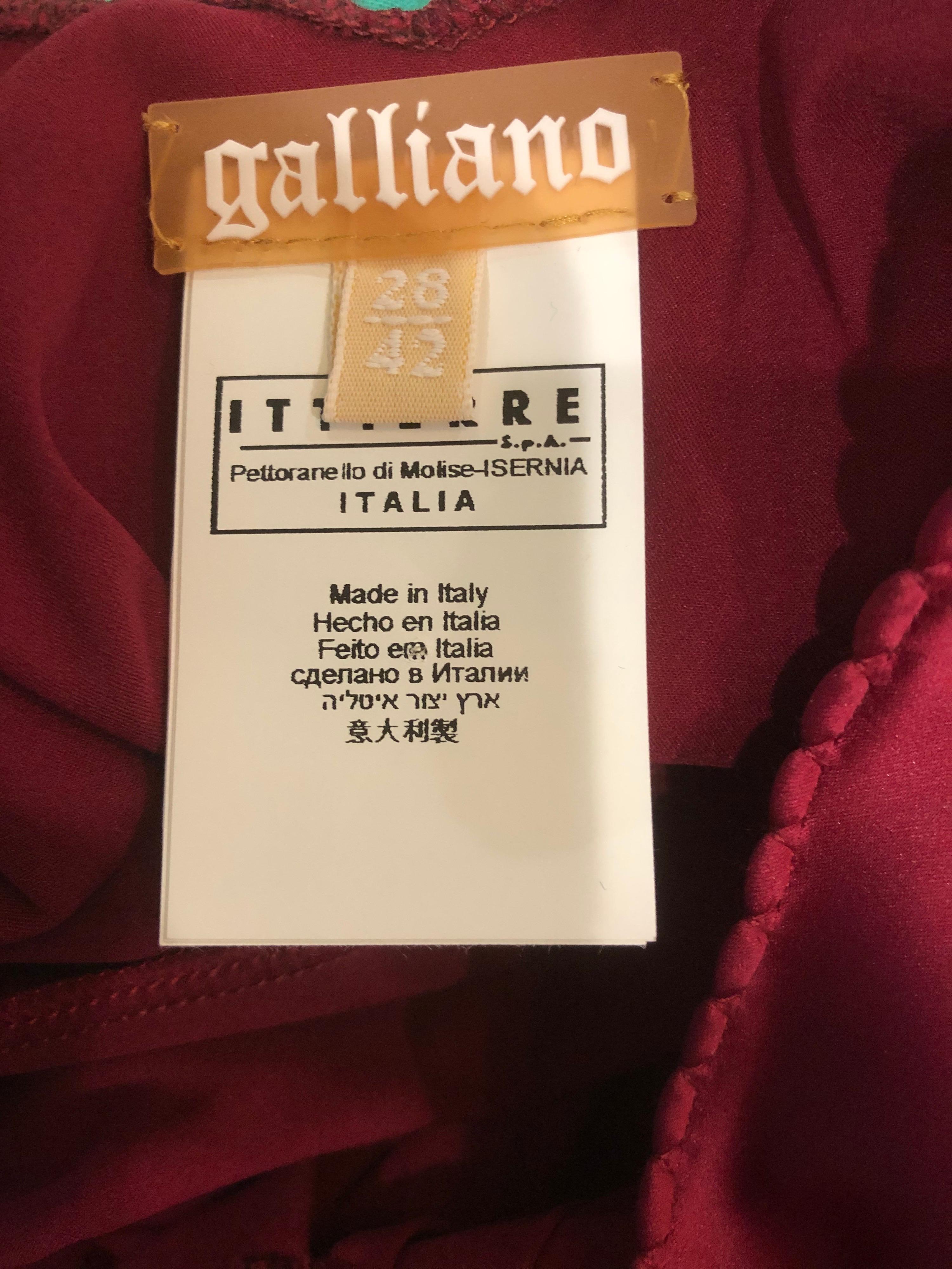 2000er John Galliano Größe 42 (US 6 / 8) Burgunderfarbenes Babydoll-Kleid aus Seide mit Federbrosche im Angebot 11