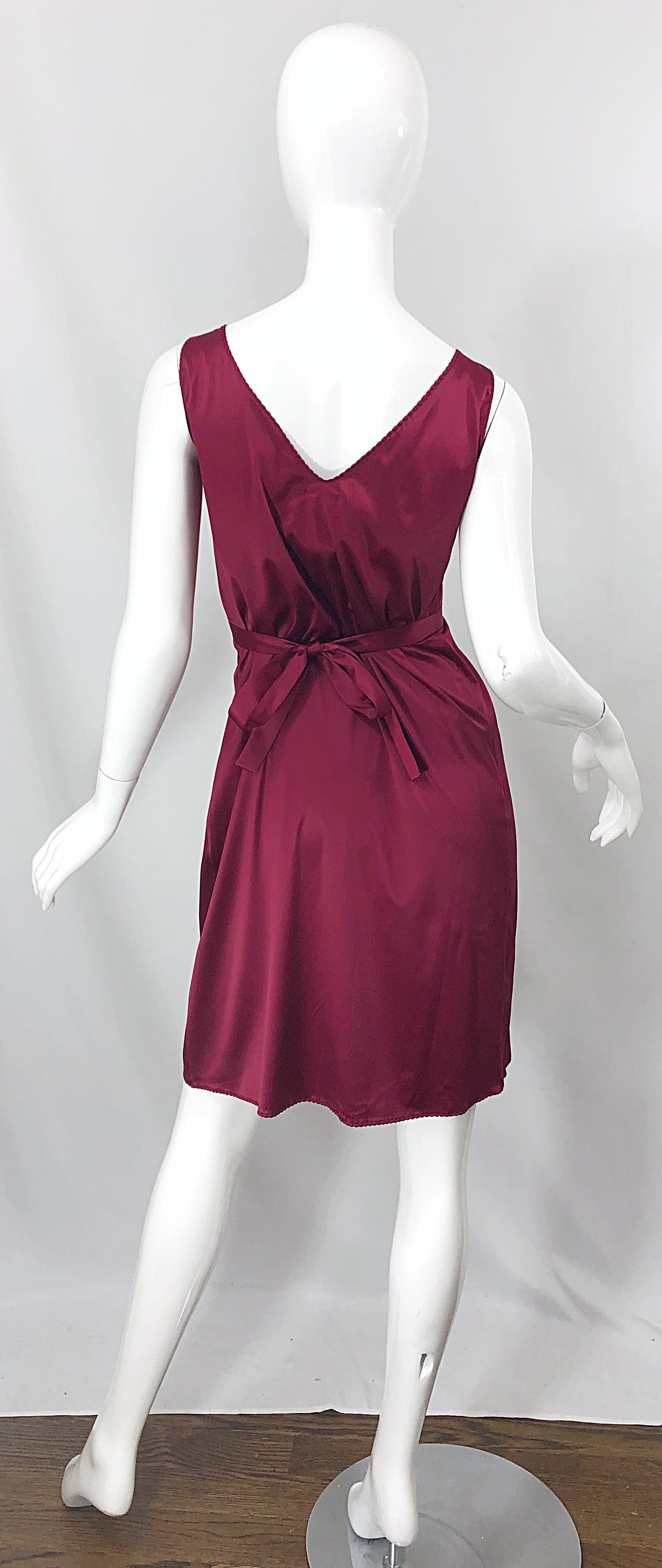 2000er John Galliano Größe 42 (US 6 / 8) Burgunderfarbenes Babydoll-Kleid aus Seide mit Federbrosche (Braun) im Angebot