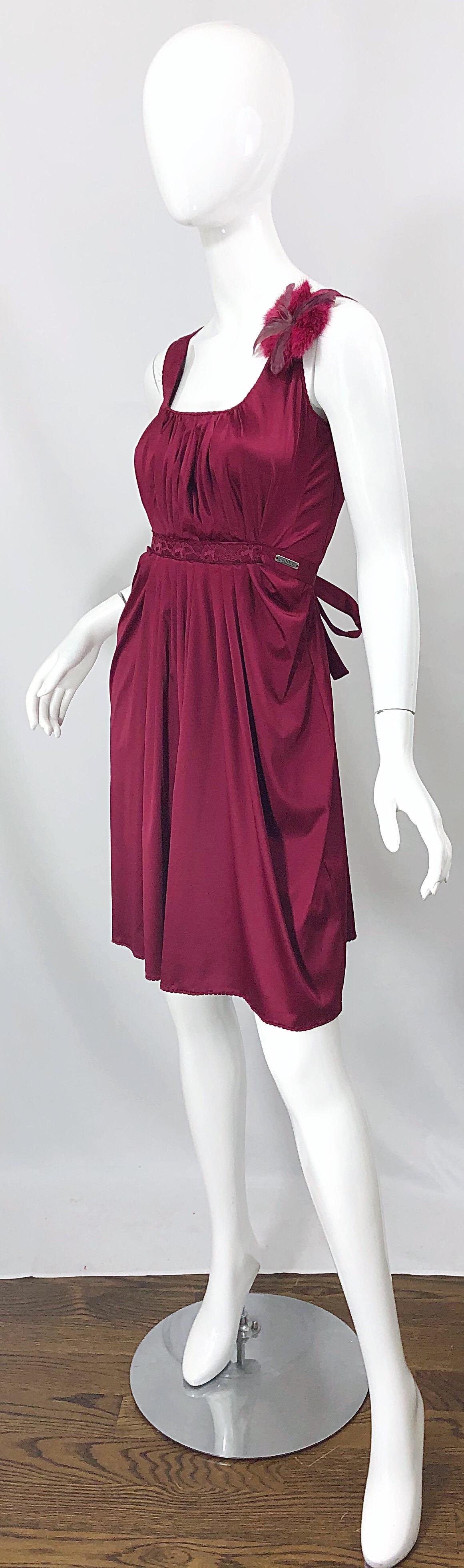 2000er John Galliano Größe 42 (US 6 / 8) Burgunderfarbenes Babydoll-Kleid aus Seide mit Federbrosche Damen im Angebot
