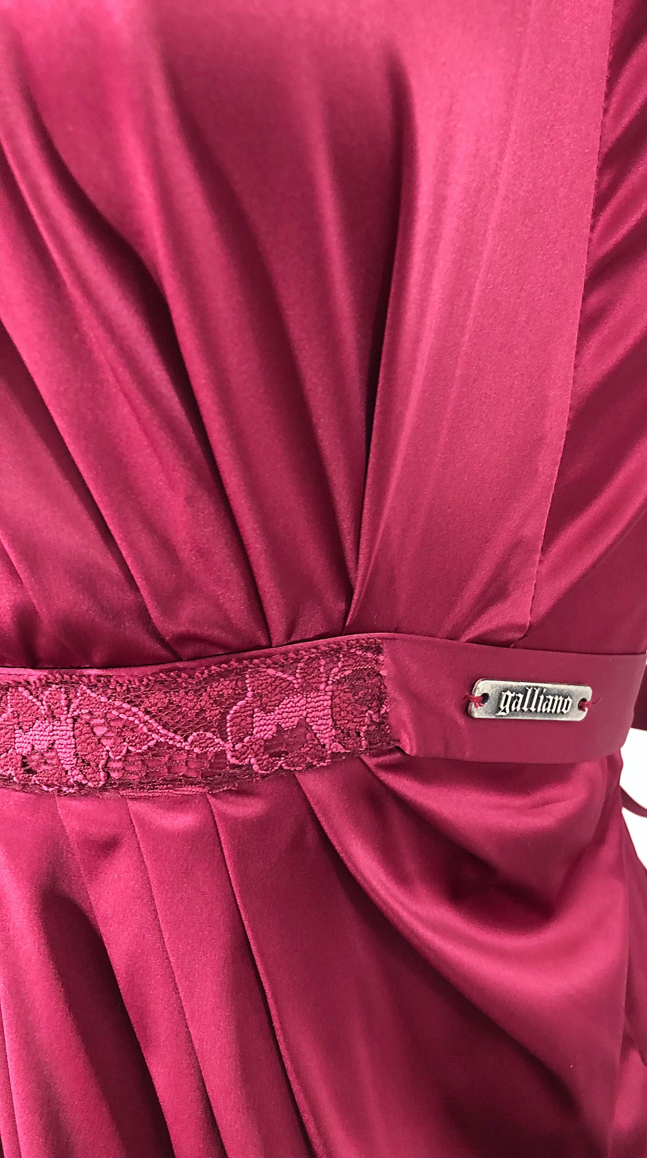 2000er John Galliano Größe 42 (US 6 / 8) Burgunderfarbenes Babydoll-Kleid aus Seide mit Federbrosche im Angebot 1
