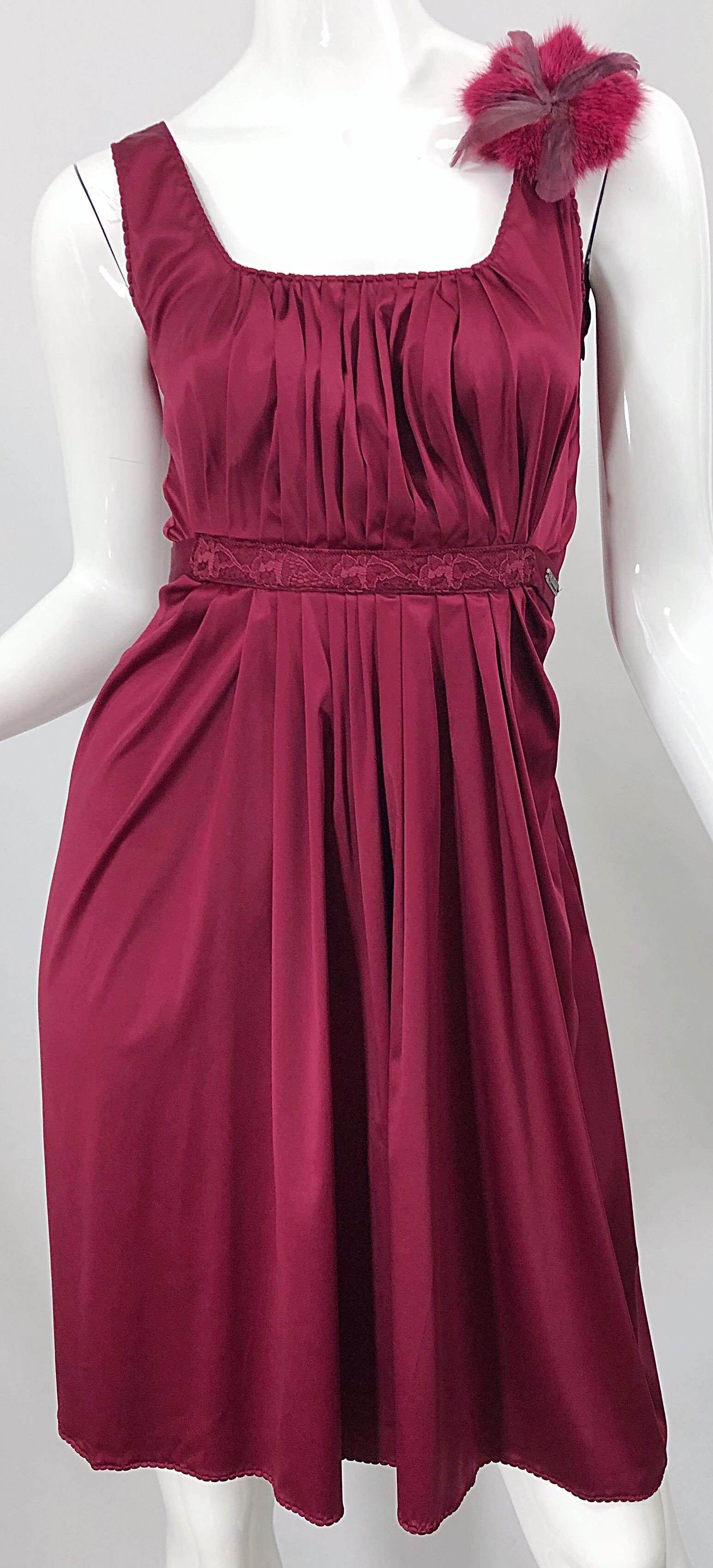 2000s John Galliano Sz 42 (US 6 / 8) Burgundy Silk Feather Brooch Babydoll Dress In Excellent Condition For Sale In San Diego, CA