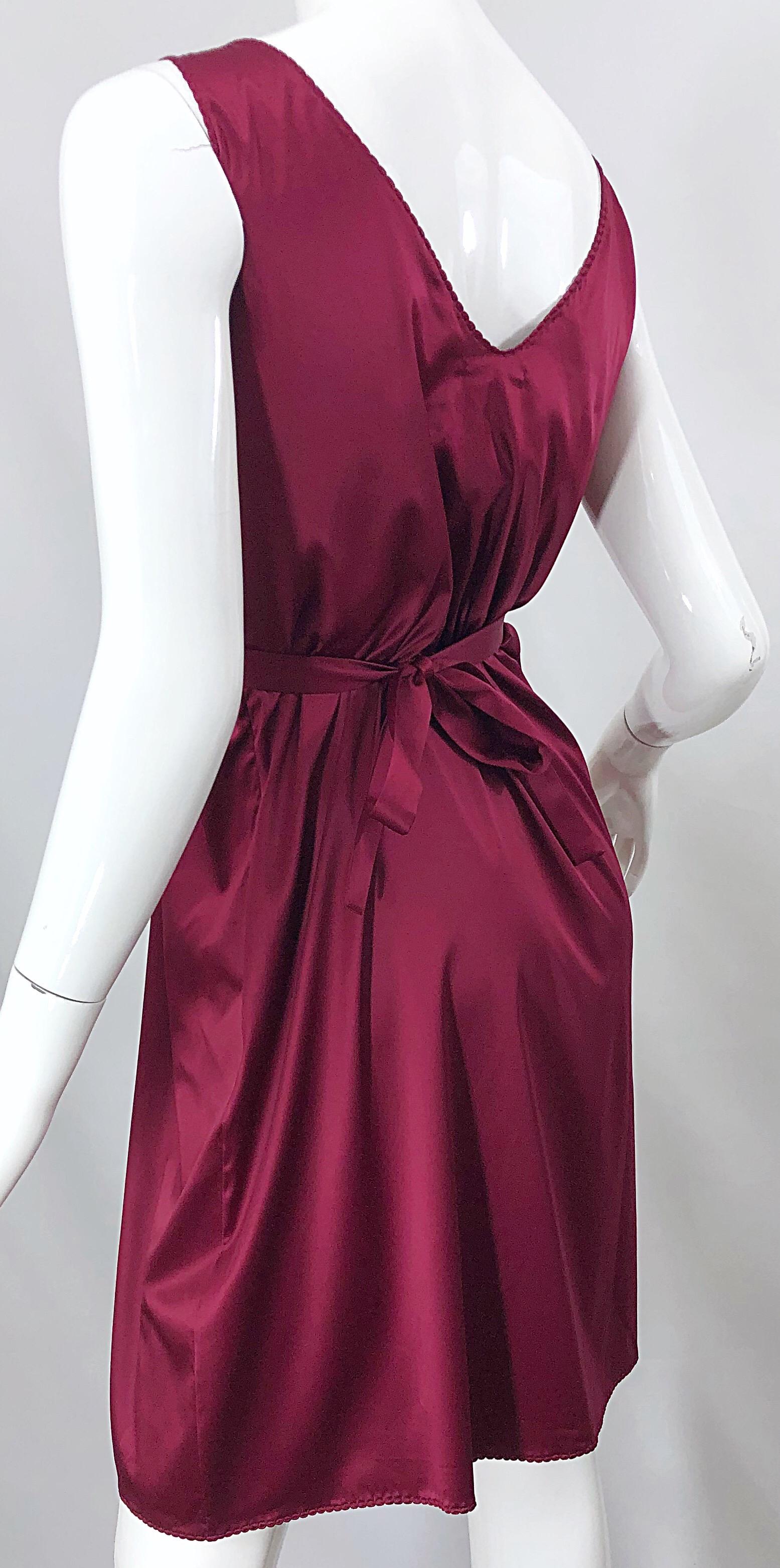 2000er John Galliano Größe 42 (US 6 / 8) Burgunderfarbenes Babydoll-Kleid aus Seide mit Federbrosche im Angebot 3
