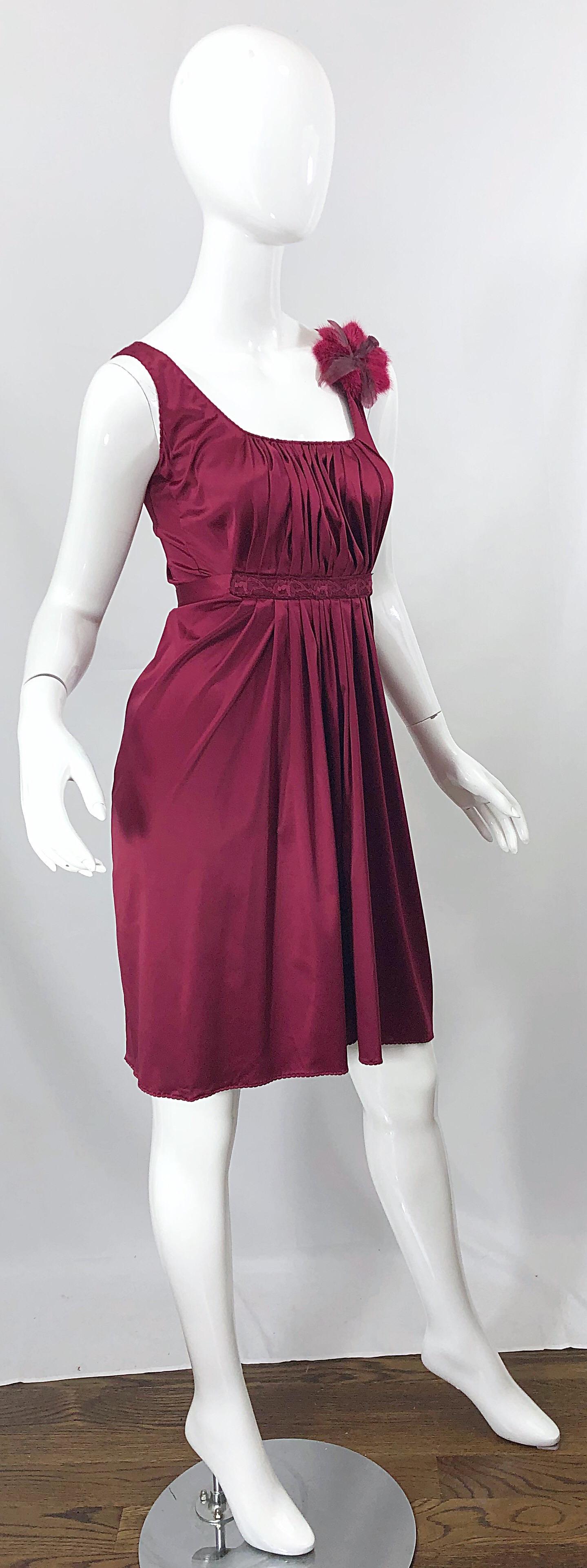 2000er John Galliano Größe 42 (US 6 / 8) Burgunderfarbenes Babydoll-Kleid aus Seide mit Federbrosche im Angebot 4