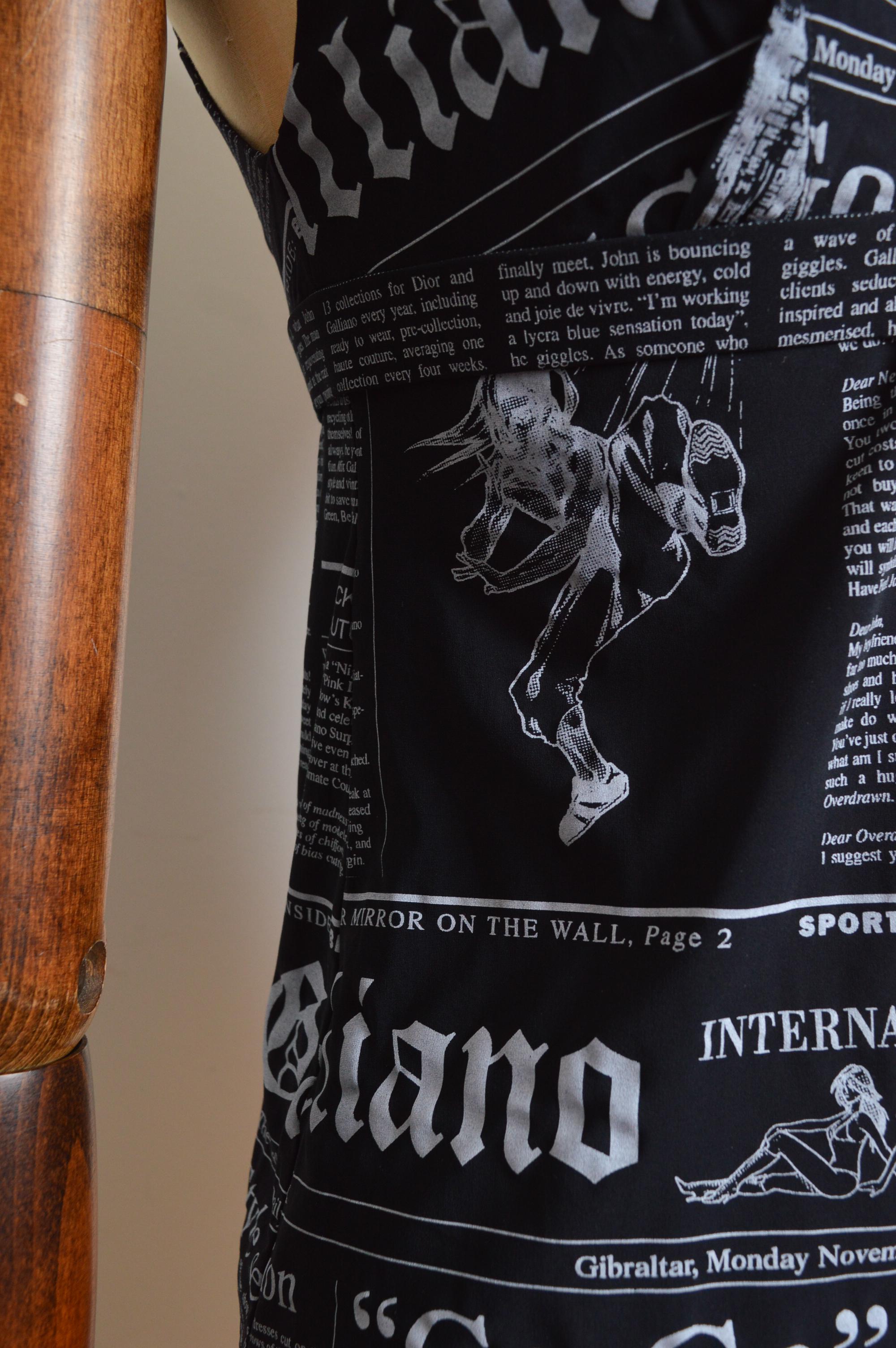 2000s John Galliano Vintage Gazette newspaper print Y2K tank top - vest en vente 2