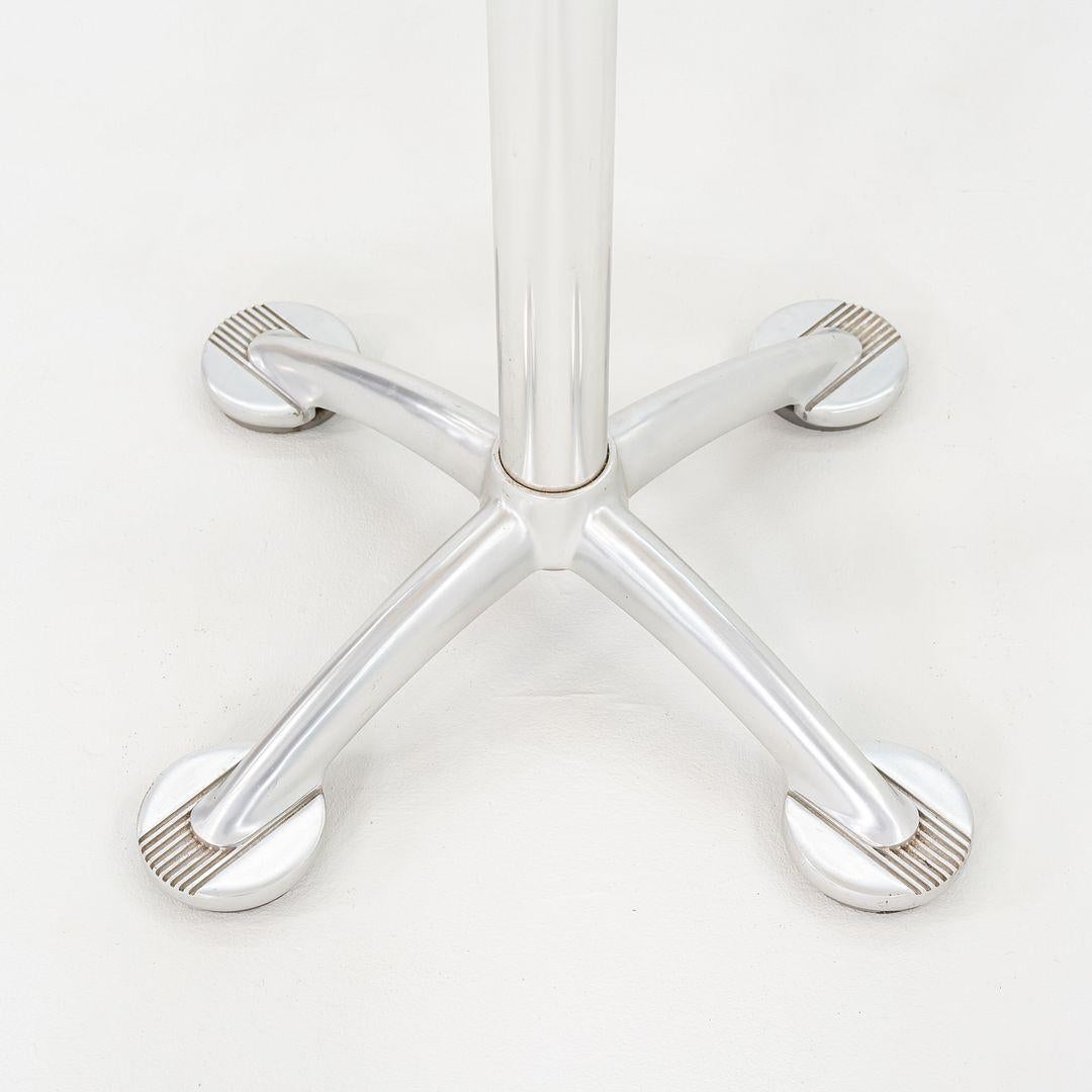 Se trata de una mesa alta Pensi, diseñada originalmente por Jorge Pensi para AMAT 3 en 1988. Las mesas fueron producidas por AMAT 3 en España y distribuidas en Estados Unidos por Knoll. Estos ejemplos concretos datan de la década de 2000. Las mesas