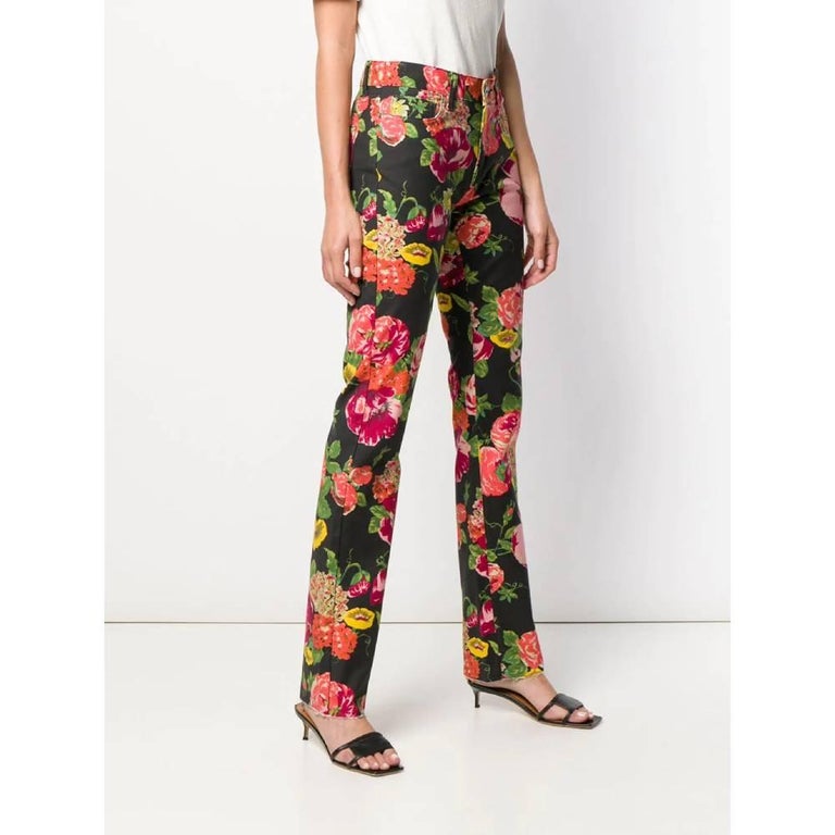 Junya Watanabe Comme des Garçons cotton blend trousers with multicolor floral print. Slightly flared leg, belt loops, button and zip fastening and welt pockets.

Size: L

Flat measurements
Waist: 41 cm
Hips: 50 cm
Internal leg: 87 cm

Product code:
