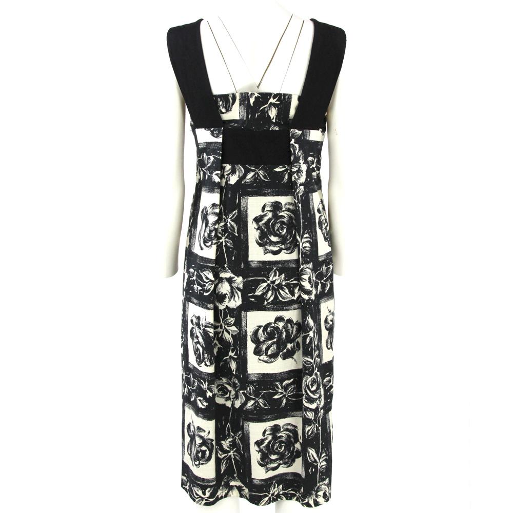 Kenzo midi black and white cotton and linen blend sleeveless dress with a feminine roses printed pattern, wide black straps, black band detail on the upper front and on the back, lightly pleated style and straight hem. Lined in black fabric.

Years: