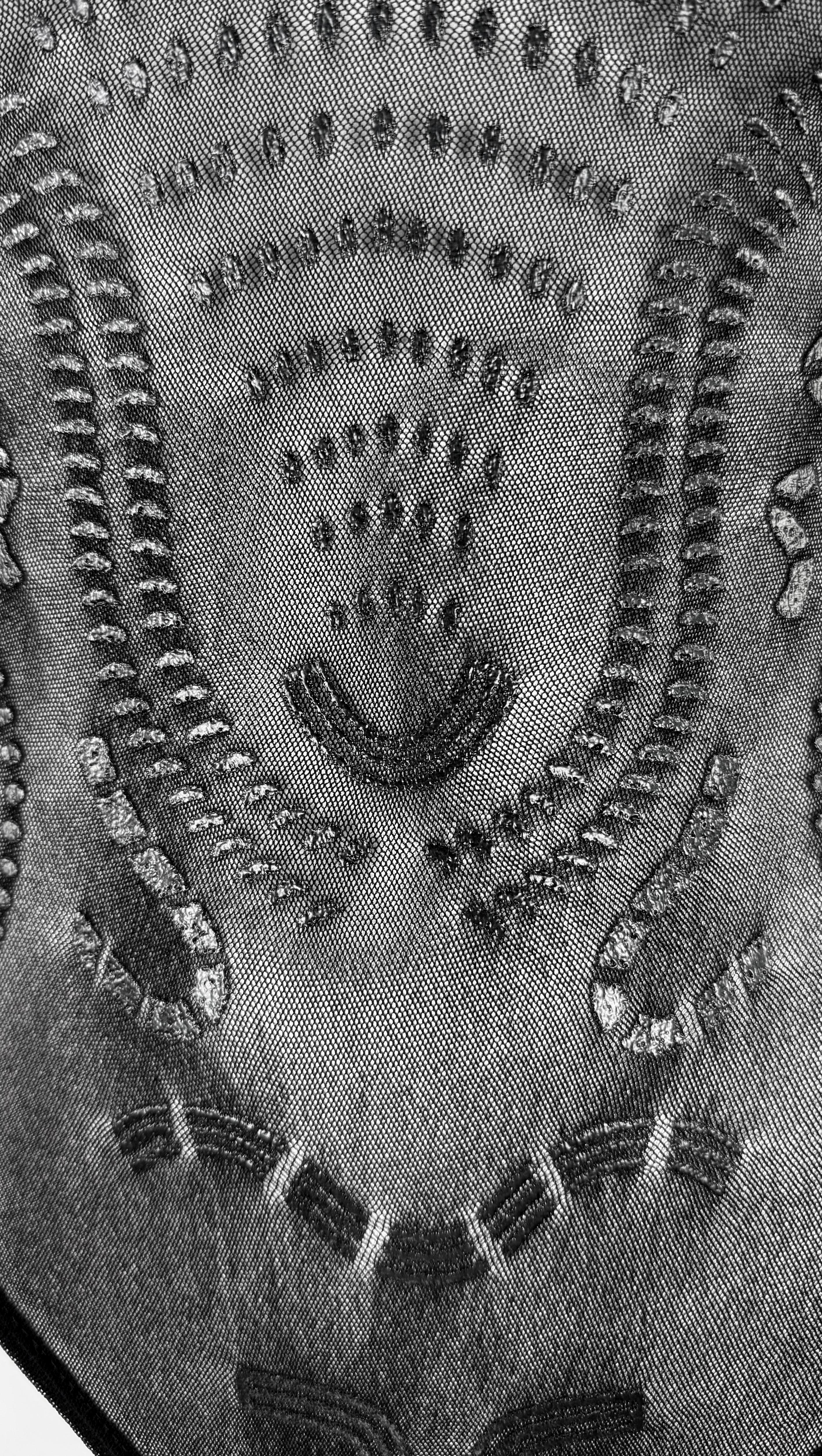 2000s Krizia Sheer Negro Malla Abstracto Body Anatómico Sin Mangas Top en venta 3