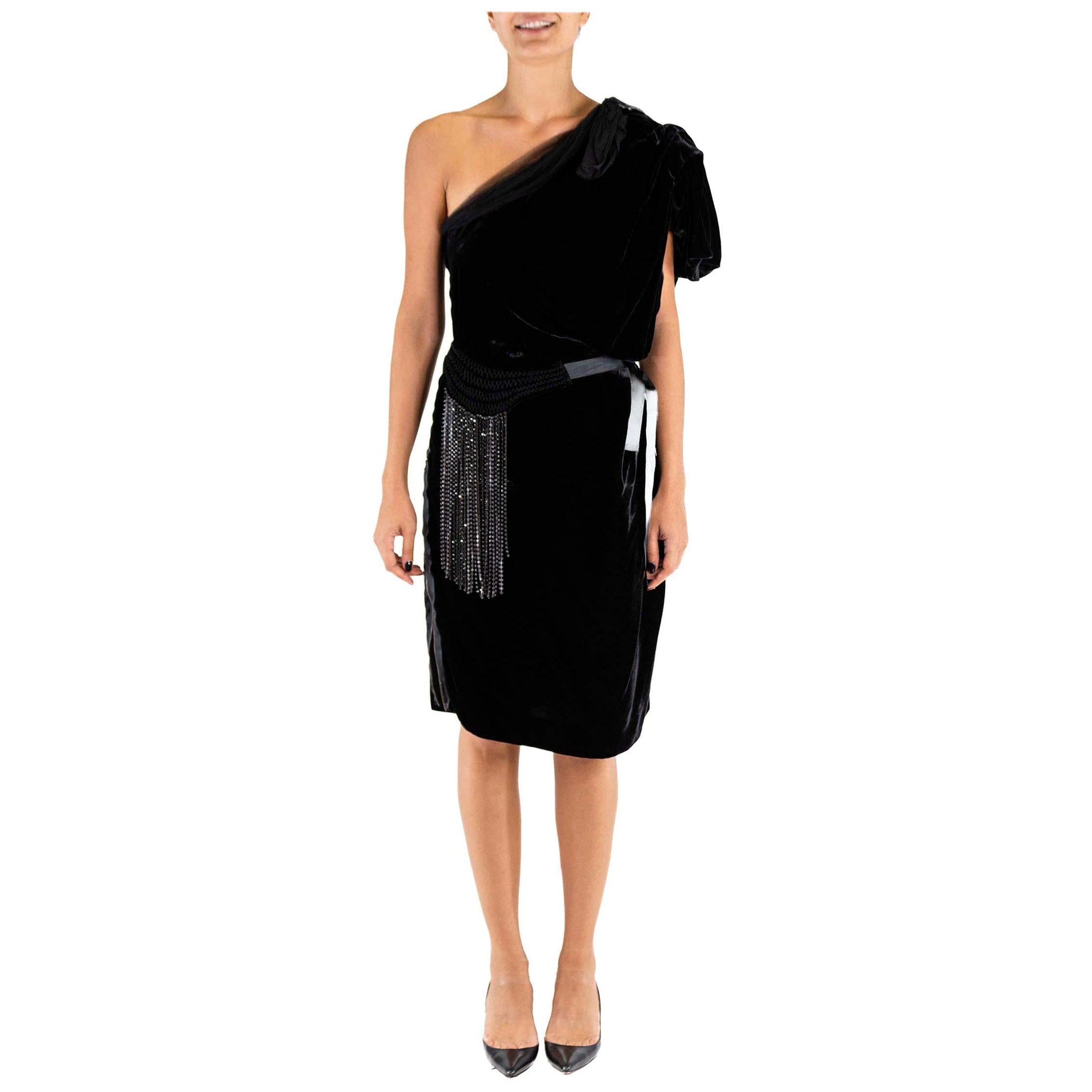 Lanvin - Robe asymétrique en velours de rayonne noir avec nœud et ceinture en ruban de cristal, années 2000