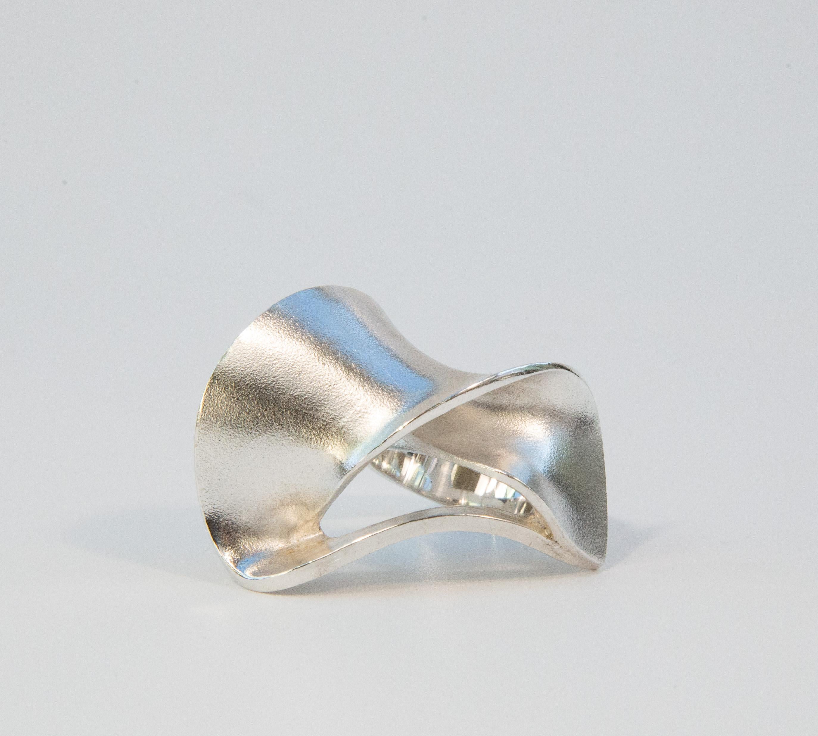 Ein Ring, der 2011 von Pekka Hirvonen für die finnische Marke Lapponia entworfen wurde. Der Ring ist aus 925er Sterlingsilber gefertigt und zeichnet sich durch ein modernes und organisches Design aus. Da es nicht mehr hergestellt wird, wäre es eine