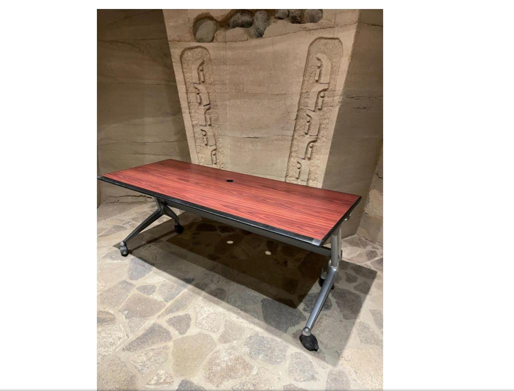 AMBIANIC presenta
Scrivania da ufficio dal design pulito e postmoderno. La parte superiore si ripiega. 
Palissandro Alluminio Design del gruppo. Gamba di smeriglio.
Senza etichetta. 
Molto probabilmente si tratta di Herman Miller o dello stile di