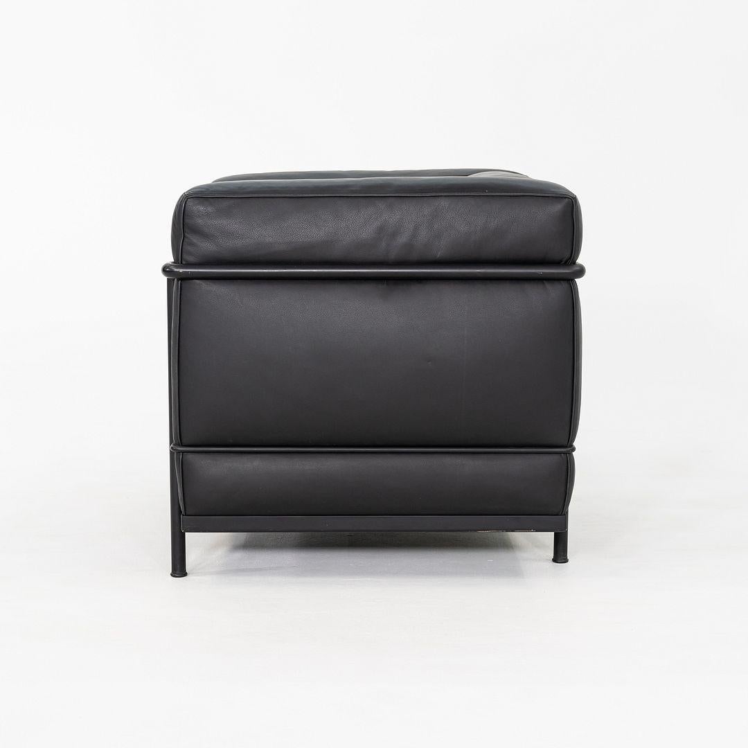 Dies ist ein LC2 Petit Club Lounge Chair, der 1928 von Le Corbusier und seinen Mitarbeitern Pierre Jeanneret und Charlotte Perriand entworfen wurde. Dieses besondere Exemplar wurde in den 2000er Jahren von Cassina in Italien hergestellt. Der Stuhl