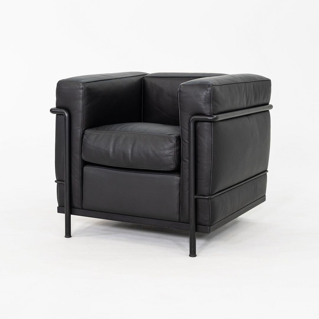2000er Jahre Le Corbusier für Cassina LC2 Kleiner Clubsessel aus schwarzem Leder (Italienisch) im Angebot