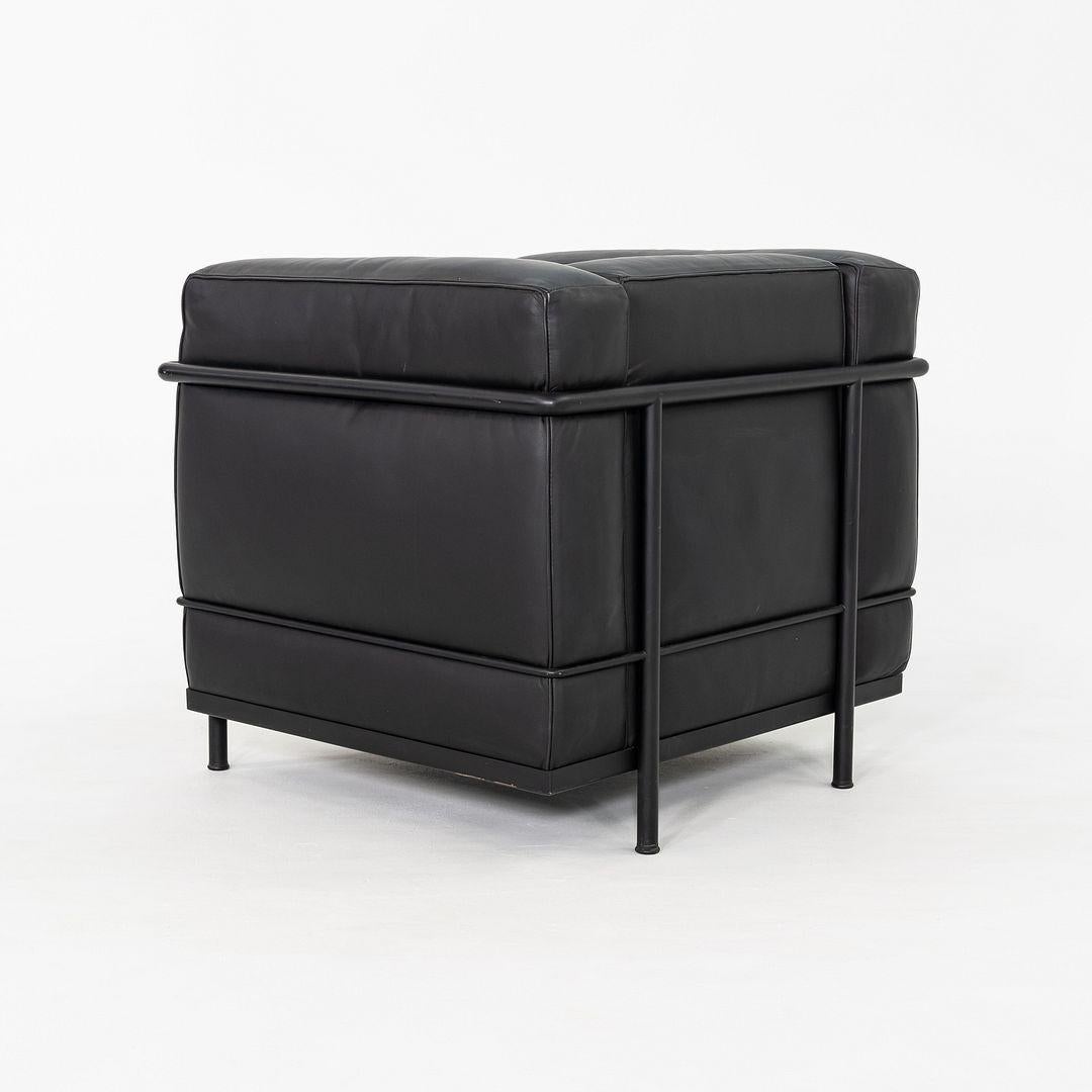 2000er Jahre Le Corbusier für Cassina LC2 Kleiner Clubsessel aus schwarzem Leder im Zustand „Gut“ im Angebot in Philadelphia, PA