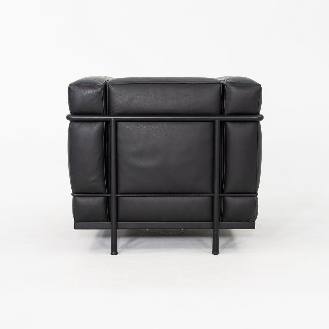 2000er Jahre Le Corbusier für Cassina LC2 Kleiner Clubsessel aus schwarzem Leder (Stahl) im Angebot