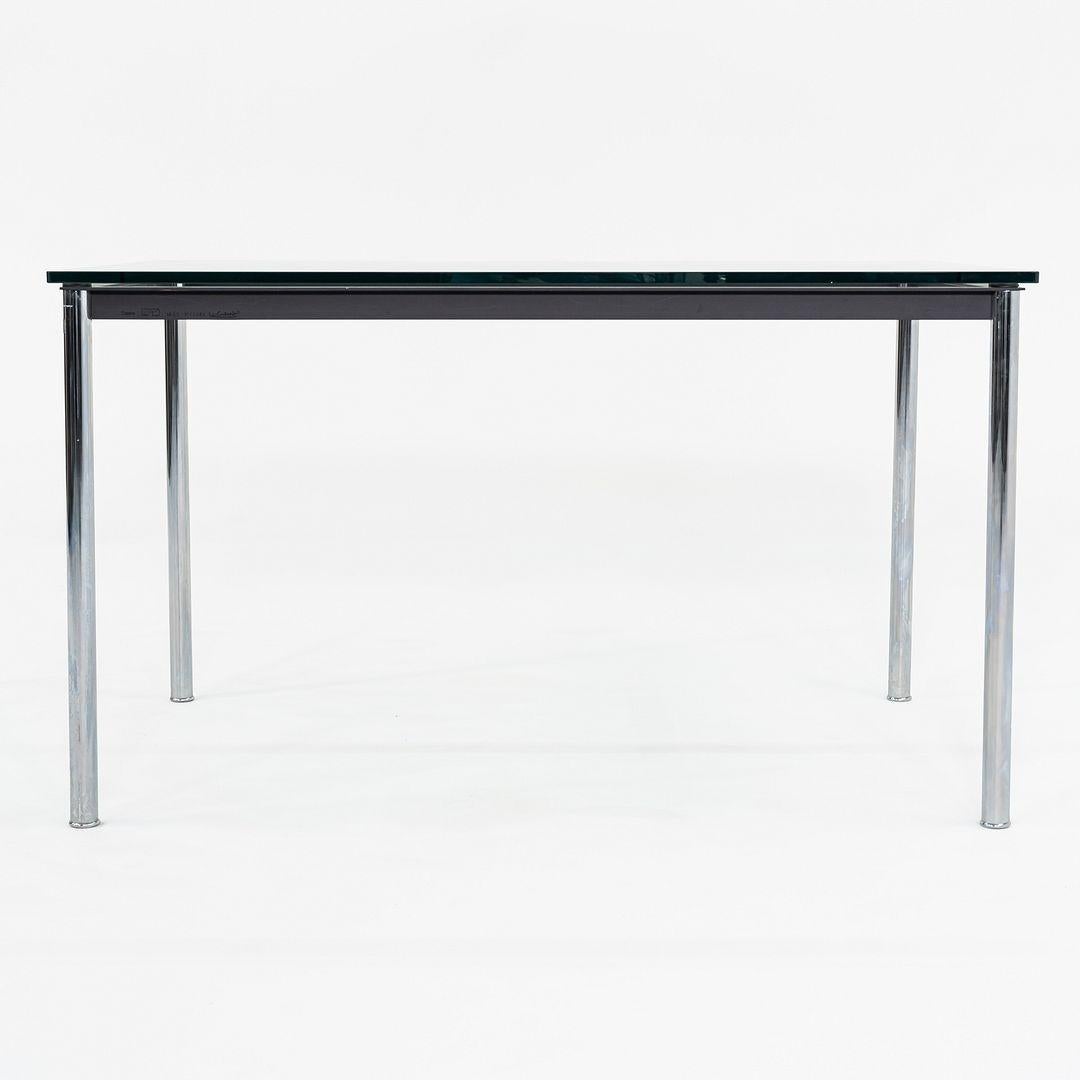 Il s'agit d'une table LC10-P, également connue sous le nom de 10 Table en tube, conçue à l'origine par Le Corbusier, Pierre Jeanneret et Charlotte Perriand en 1929. Cet exemple particulier a été produit par Cassina en Italie vers les années 2000. La
