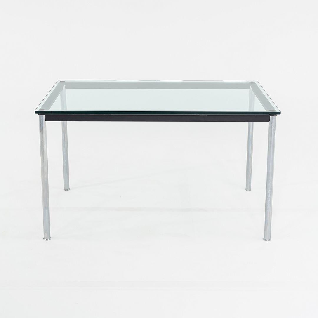 Il s'agit d'une table LC10-P, également connue sous le nom de 10 Table en tube, conçue à l'origine par Le Corbusier, Pierre Jeanneret et Charlotte Perriand en 1929. Cet exemple particulier a été produit par Cassina en Italie vers les années 2000. La