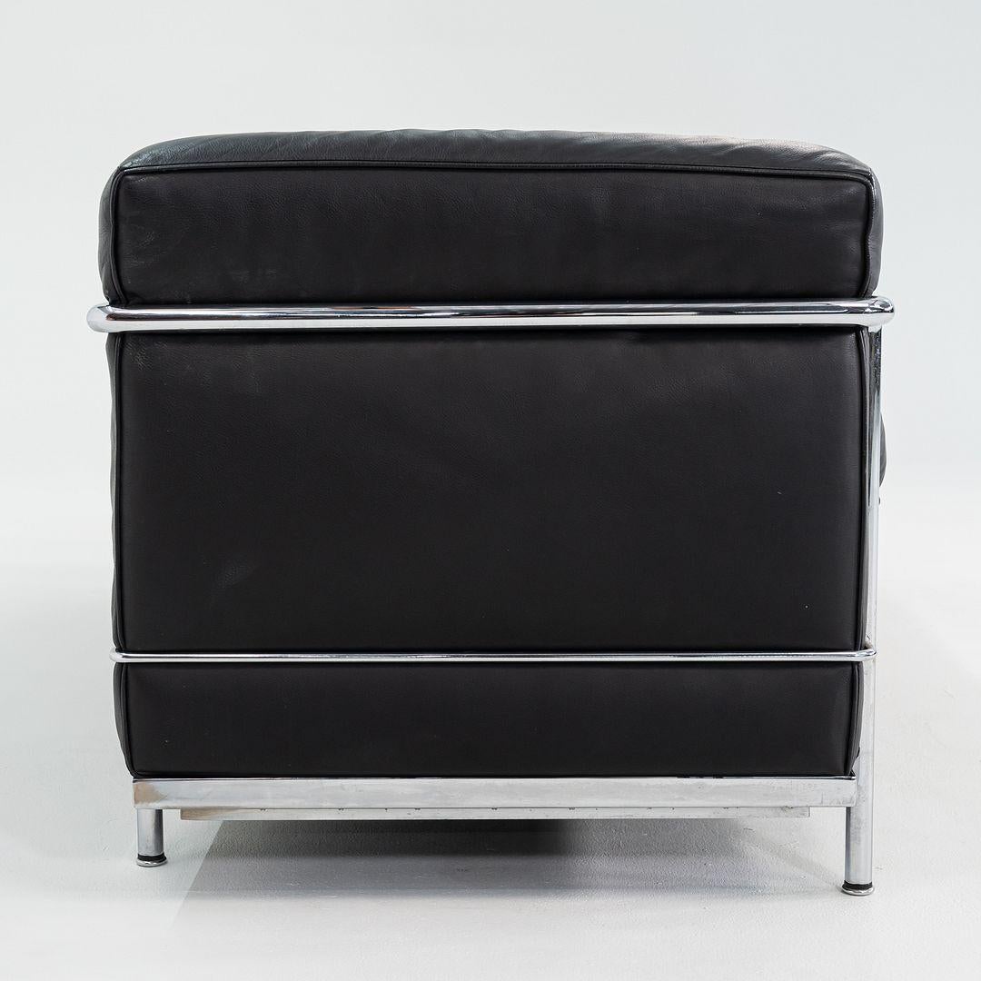 Questo è un divano a tre posti LC2, progettato inizialmente nel 1928 da Le Corbusier, Pierre Jeanneret e Charlotte Perriand. Questo esemplare risale agli anni 2000 ed è stato prodotto in Italia da Cassina. Cassina è l'unico produttore con licenza