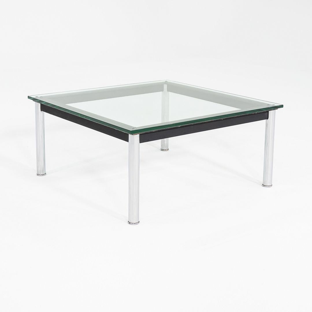 Se trata de una Mesa de centro / auxiliar cuadrada LC10-P, diseñada originalmente por Le Corbusier, Pierre Jeanneret y Charlotte Perriand en 1929. Este ejemplo concreto fue fabricado por Cassina en Italia en la década de 2000. La mesa tiene un