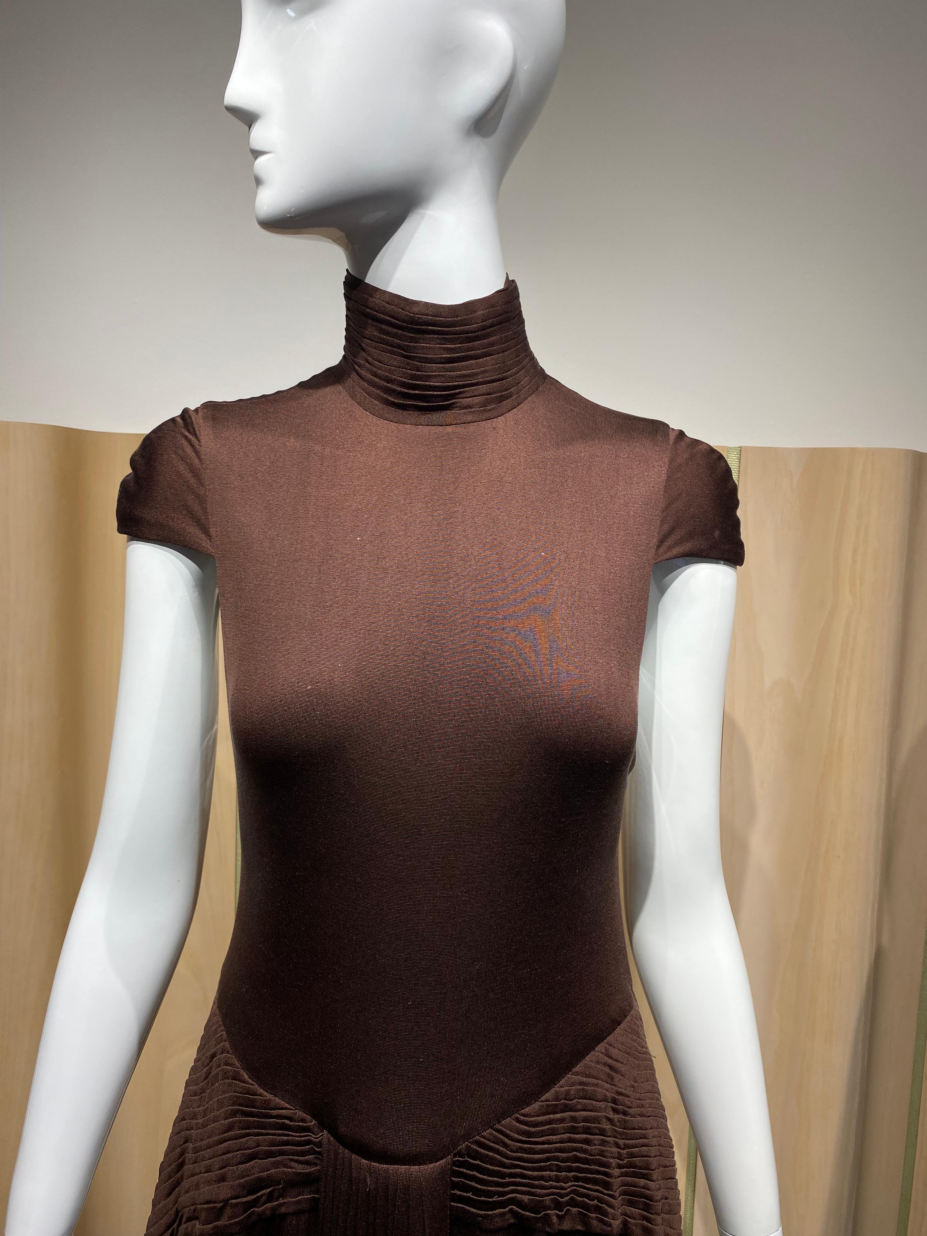 2000s Lloyd Klein Couture brown silk jersey gown with turtle neck, cap sleeve gown with cut out back. New with tag.
Marked size 6 but fit US 4
Perfect gown for black tie event or wedding.

