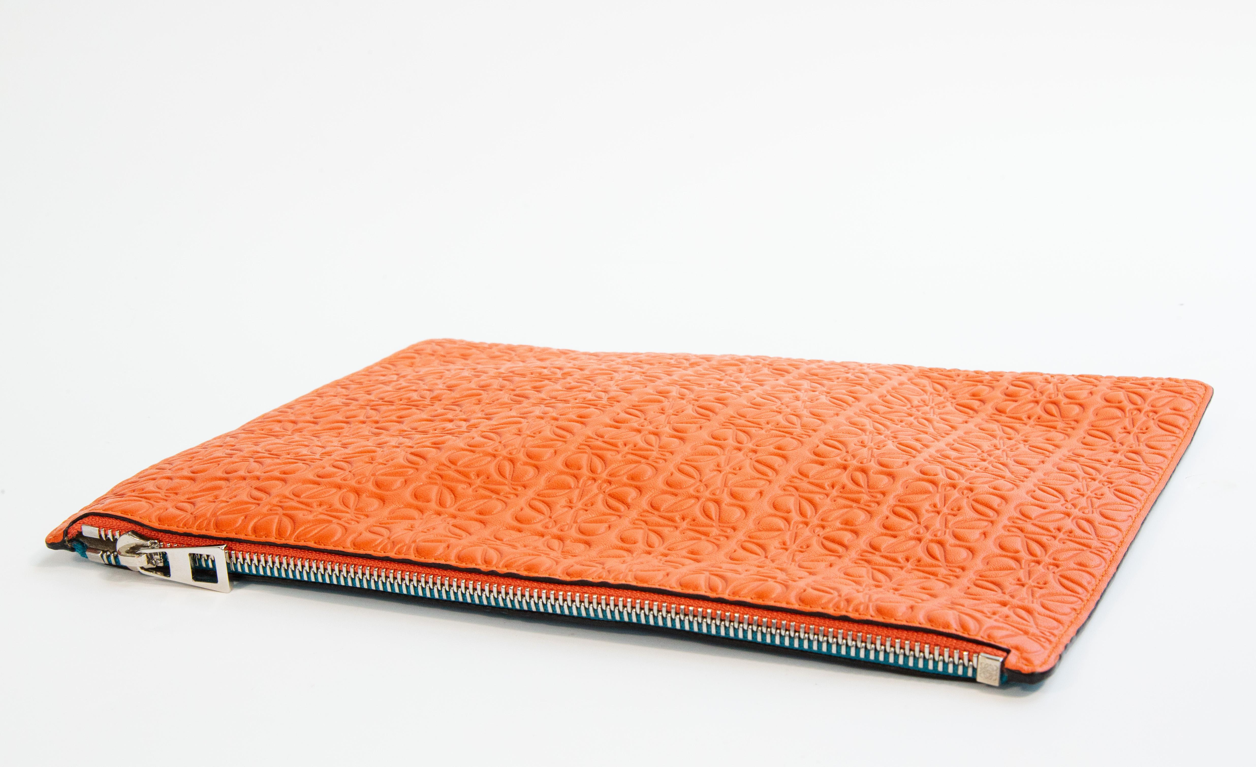 2000s Loewe Anagram Embossed Multicolor Leather Clutch Pochette In New Condition For Sale In Arnhem, NL
