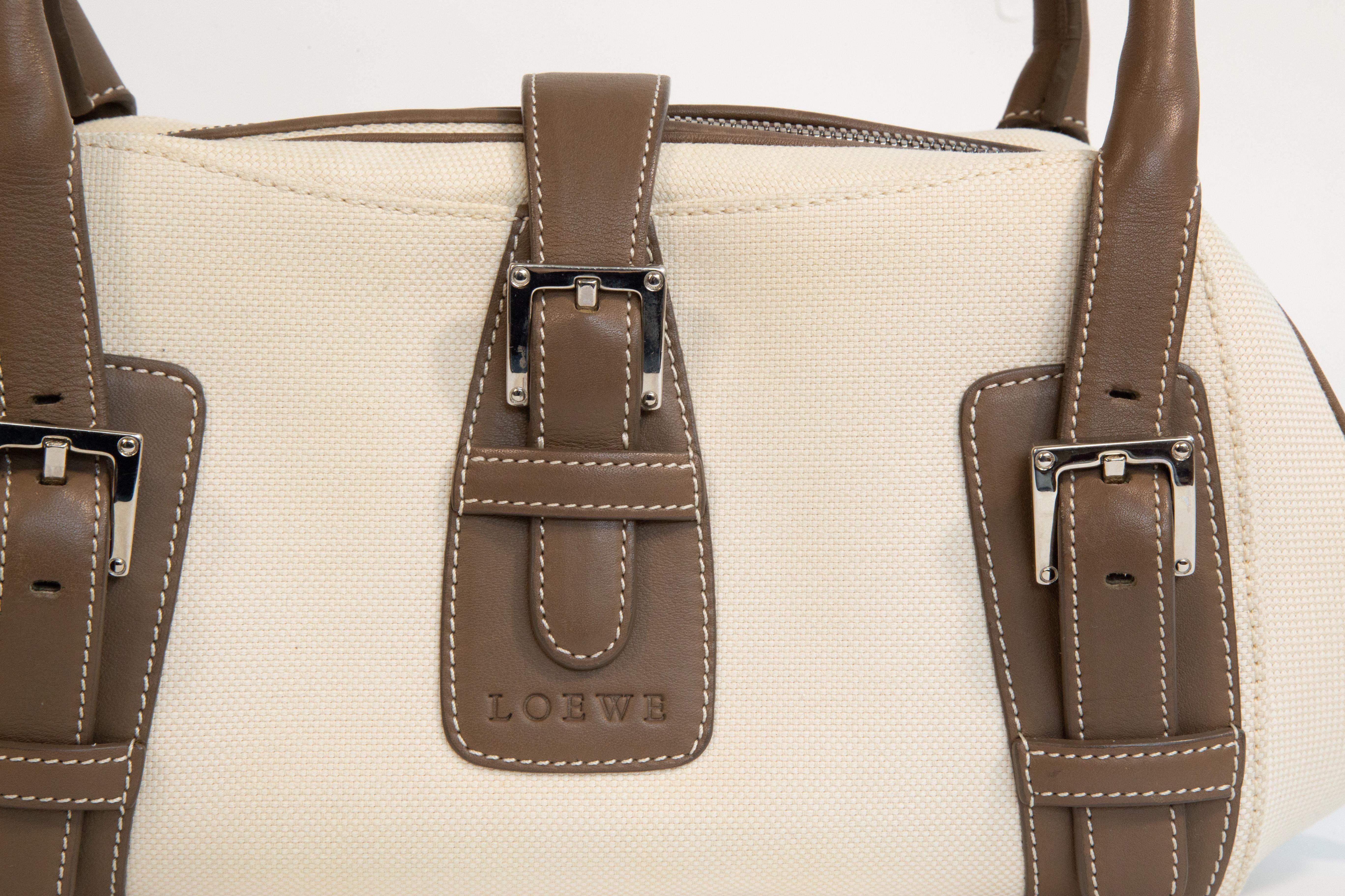 LOEWE Umhängetasche aus natürlichem Canvas mit schlammbraunem Lederbesatz und silberfarbener Hardware. Der Innenraum ist mit braunem Synthetikstoff ausgekleidet und verfügt neben dem Hauptfach über ein Seitenfach mit Reißverschluss und vier