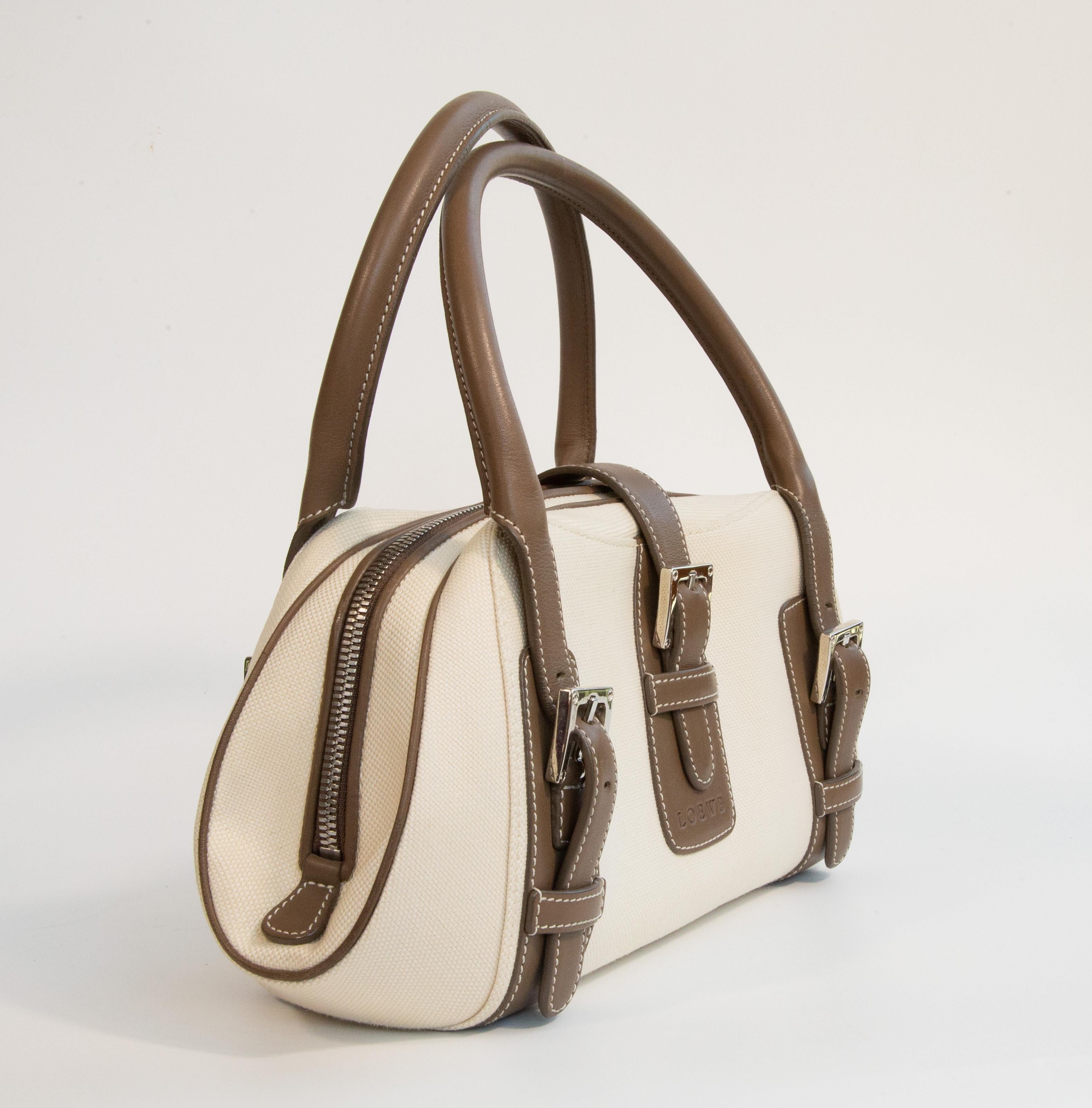 2000er Loewe Beige Canvas Umhängetasche für Damen oder Herren im Angebot