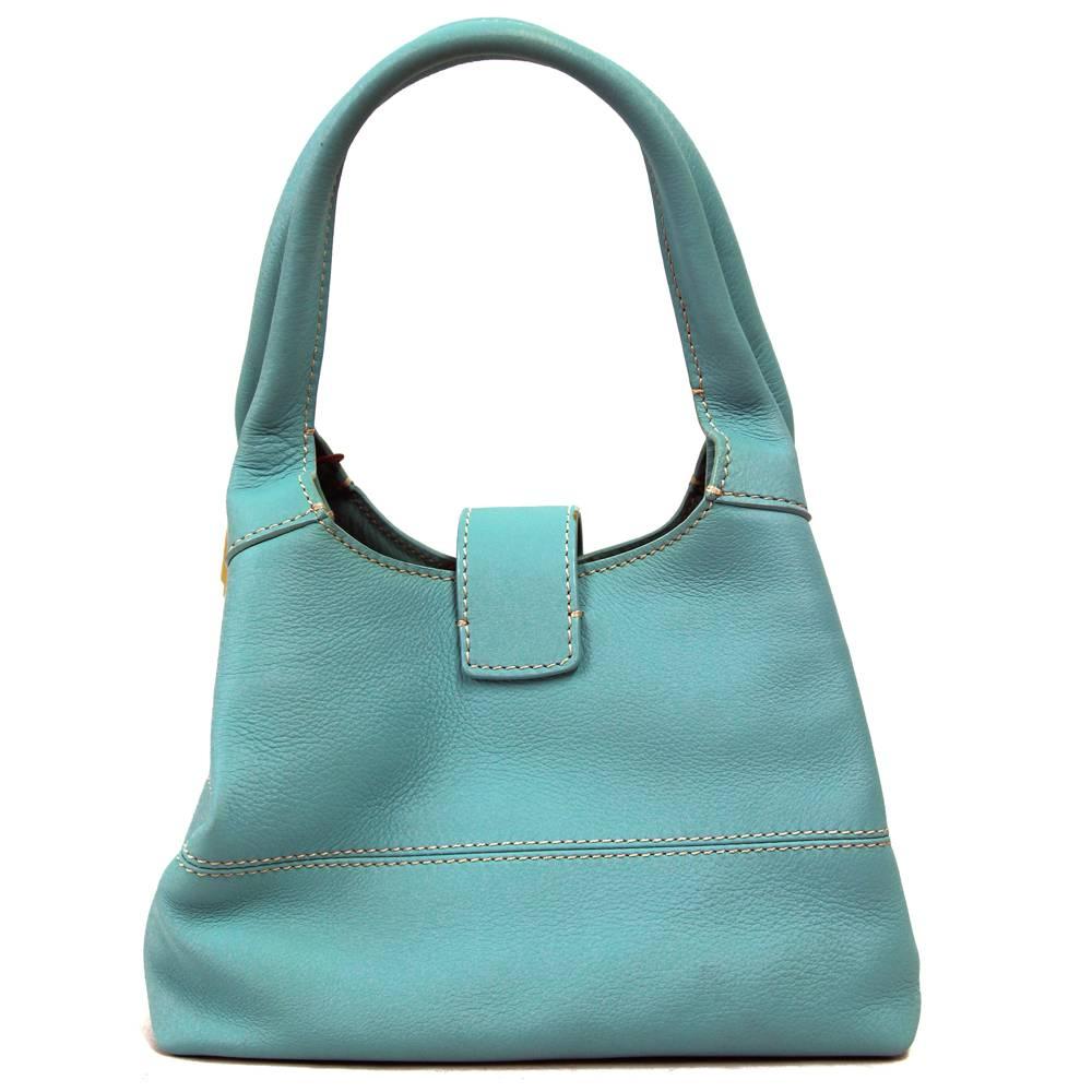 Very classy and fashionable Loro Piana purse from the 2000s. This very high quality item in a vibrant turquoise colour features one zip pocket in the inside. Closes with one press stud closure and by entering the upper strip in the designated