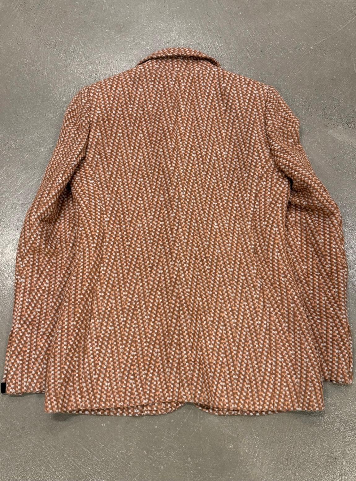 Giacca blazer in pied-de-poule anni 2000 di Louis Vuitton by Marc Jacobs con spalle in pelle scamosciata

Questo blazer Louis Vuitton degli anni 2000, disegnato sotto la direzione di Marc Jacobs, presenta un raffinato motivo pied-de-poule nei toni